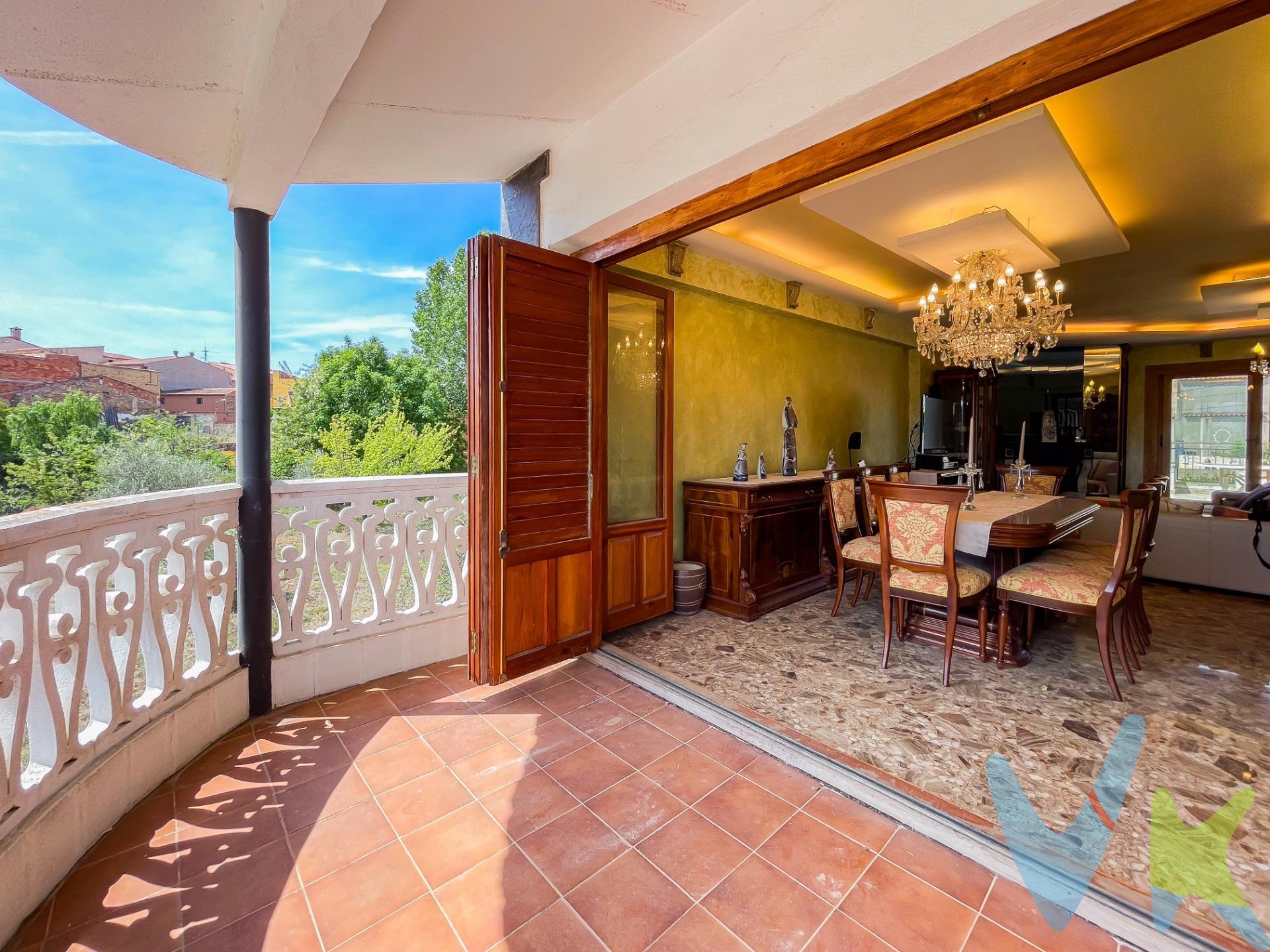 Este magnífico chalet independiente, construido con las mejores calidades, es el lugar donde la comodidad y la naturaleza se unen en perfecta armonía. Planta Principal:. Salón Comedor: El salón comedor señorial, con su imponente chimenea, te invita a crear recuerdos inolvidables junto a tus seres queridos. Un espacio amplio y acogedor, ideal para momentos de calidez y alegría. Terraza Exterior: Imagina disfrutar de comidas y cenas al aire libre en una amplia terraza, con salida a un balcón que ofrece vistas despejadas a todo el valle. Un escenario perfecto para contemplar la belleza del entorno natural. Cocina: La amplia cocina, equipada con despensa, está diseñada para inspirar tus mejores creaciones culinarias. Un lugar donde el arte de cocinar se convierte en una experiencia compartida. Baños: Dos baños completos, pensados para tu máxima comodidad y bienestar. Habitaciones: Tres habitaciones dobles, luminosas y acogedoras, todas con armarios empotrados. Espacios diseñados para ser tus santuarios personales, llenos de luz y tranquilidad. Garaje: Un amplio garaje a pie de calle, que proporciona comodidad y seguridad, con espacio suficiente para varios vehículos y almacenamiento adicional. Buhardilla:. Acceso: Una encantadora escalera de caracol te lleva a la buhardilla. Espacio Multifuncional: Este espacio puede ser transformado en una cuarta habitación o en un área de ocio personalizada, ya sea un estudio artístico, un gimnasio o una sala de juegos. Exteriores:. Con dos terrenos urbanos que suman un total de 1.497 m², las posibilidades son infinitas. Desde la creación de un jardín exuberante hasta la construcción de una piscina privada o una segunda vivienda, este espacio exterior es un lienzo en blanco para tus sueños. Este chalet no es solo una propiedad, es un estilo de vida. Construido con materiales de alta calidad y un cuidado meticuloso en cada detalle, es un hogar listo para acoger nuevas historias y recuerdos inolvidables. ¡No dejes pasar esta oportunidad única! Contáctanos hoy mismo para más información y para programar una visita. . VENTA:. PVP 200.000€.  Gastos e impuestos no incluidos en el precio. La compra conlleva impuestos y gastos de formalización para el comprador. A título orientativo se informa que en segundas transmisiones el  ITP  con carácter general en  Valencia  es del  10%, pudiendo existir otros tipos impositivos atendiendo a  las circunstancias  personales del comprador u otras circunstancias previstas legalmente. Base imponible del impuesto el mayor valor entre el precio de compraventa, la tasación o el valor de referencia catastral. En cuanto a los gastos de  notaría y registro, en su caso,  suelen oscilar aprox; entre 1,5% y 2,5% (aranceles variables según precio, n.º de copias y complejidad). El comprador elige notario. Si el comprador precisase de  hipoteca: tasación, condiciones y costes bancarios serán según entidad elegida por el comprador, así como los gastos de gestoría, y cualesquiera otros gastos inherentes a la formalización de la compraventa que legalmente correspondan a la parte compradora, salvo pacto expreso en contrario con el vendedor. El consumidor tiene,  conforme a la normativa vigente, a su disposición información y documentación adicional relativa al inmueble y condiciones de la compraventa, que podrá ser consultada en C/Joaquín Costa 4, bajo 46005 Valencia o urbe2@remax. Honorarios de mediación inmobiliaria a cargo del  COMPRADOR: (3% del precio final de venta más IVA (21%), salvo otro pacto.); y  de VENDEDOR (según acuerdo con el mismo). Se informa al consumidor que la agencia actúa como intermediaria inmobiliaria en la operación, estando cualquier eventual compraventa y sus condiciones sujeta a la aceptación expresa del propietario-vendedor y a la posterior formalización del correspondiente contrato.