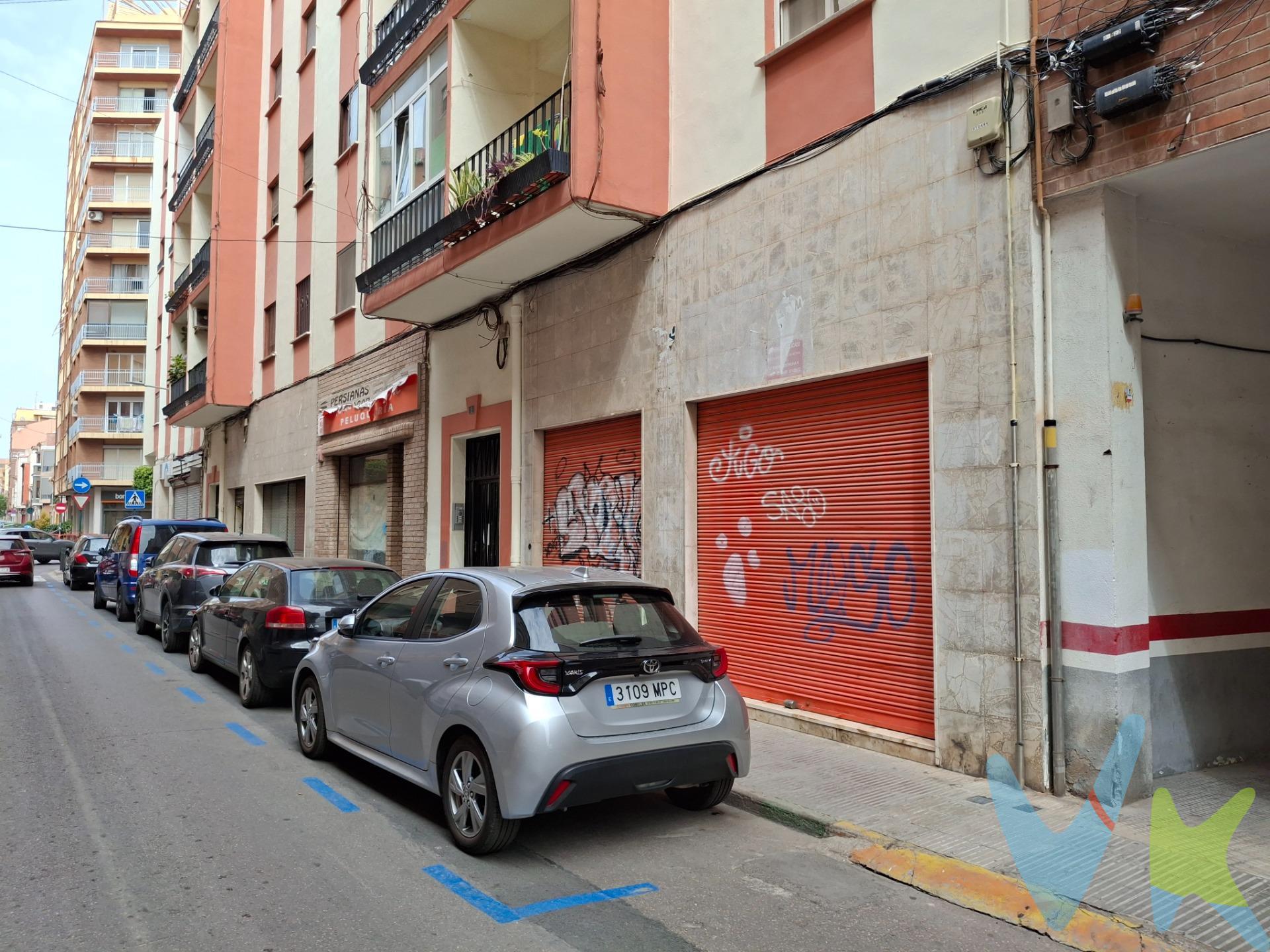 Local comercial con doble puerta de entrada, y amplia fachada que permite tener un buen acceso y escaparate así como doble acceso de entrada si es necesario. El local está distribuido interiormente en una zona de exposición o venta entrando por la puerta de la derecha y un despacho en la entrada por la puerta de la izquierda mirando a la fachada. Al fondo encontramos  otra zona de almacén, con doble altura, y un par de salas cerradas y altillo abierto . ¡No pierdas esta oportunidad única!. Por mandato expreso del propietario comercializamos este inmueble mediante contrato de multi-exclusiva, por el cual numerosas agencias colaboradoras, nacionales e internacionales, ofrecen esta vivienda a sus potenciales compradores, todo ello garantizando un servicio de calidad, un trato fácil, sencillo y sin interferencias de terceros, ya que la gestión es a través de nuestra agencia. *Impuestos, gastos de compraventa tales como honorarios agencia y financiación no incluidos en la parte superior de estas salas. 