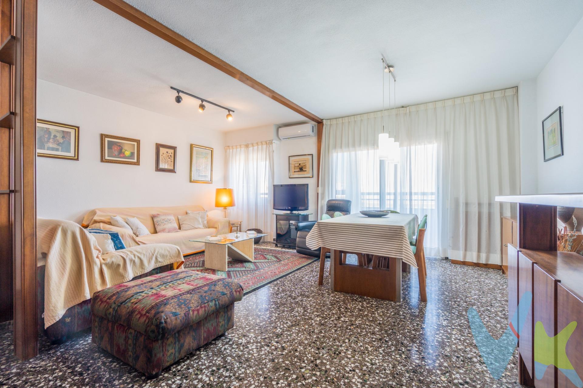¿Buscas el equilibrio perfecto entre la comodidad y la calidez de un auténtico hogar? ¡Lo has encontrado!. ​Te presentamos esta espectacular sexta planta de 116 metros, ubicada en una de las zonas más codiciadas y vibrantes de Valencia: el barrio de Algiros. Una vivienda lista para entrar a vivir, donde la luz natural y la amplitud son las auténticas protagonistas. ​🏡 El espacio: Rediseñado para el confort moderno. ​Originalmente concebida con 4 habitaciones, la vivienda ha sido inteligentemente reformada para adaptarse a las exigencias de la vida actual:. ​Un salón-comedor idílico: Al integrar la cuarta habitación, se ha creado un espacio social enorme, inundado de luz natural gracias a su altura. El lugar perfecto para reuniones familiares, cenas con amigos o tus momentos de relax. ​Zona de descanso: Cuenta con 3 amplias habitaciones luminosas y tranquilas. ​Baños: 2 baños completos, uno con bañera y otro con plato de ducha. Su ​estado es: ¡Para entrar a vivir! Olvídate de reformas, de presupuestos sorpresa y de esperas. Trae tus maletas y empieza a disfrutar desde el primer día. ​📍 El entorno: Todo a un paso (¡Literalmente!). ​Vivir en Algiros significa tener calidad de vida. Es un barrio consolidado, seguro, familiar y con una energía única. Aquí no necesitas el coche para nada:. ​Conectividad total: A escasos minutos de la estación de Metro, conectándote con el centro de la ciudad, el aeropuerto y la playa en un abrir y cerrar de ojos. ​Salud y bienestar: La tranquilidad de tener el Hospital Casa de Salud prácticamente al lado. ​Día a día sin esfuerzo: Supermercados de primera línea, gimnasios de última generación, cafeterías con encanto y comercios locales a la vuelta de la esquina. ​Educación: Una oferta inmejorable para los más pequeños, con colegios de prestigio y guarderías a pocos pasos de casa. ¿Vas a dejar que se te adelante? Las sextas alturas en esta zona y con estos metros de salón vuelan. Contacta con nosotros hoy mismo para agendar una visita y ven a sentir el que será tu próximo hogar. ¡Te va a enamorar!. ---------------------------------------------------------------------------------------------------------------------------. Por mandato expreso del propietario, comercializamos este inmueble en exclusiva, lo que le garantiza el acceso a toda la información. Por este motivo, se ruega no molestar al propietario, a los ocupantes de la propiedad o a los vecinos. Muchas gracias por su comprensión. Si usted es agente inmobiliario y tiene un cliente para este inmueble, llámenos: estaremos encantados de colaborar.