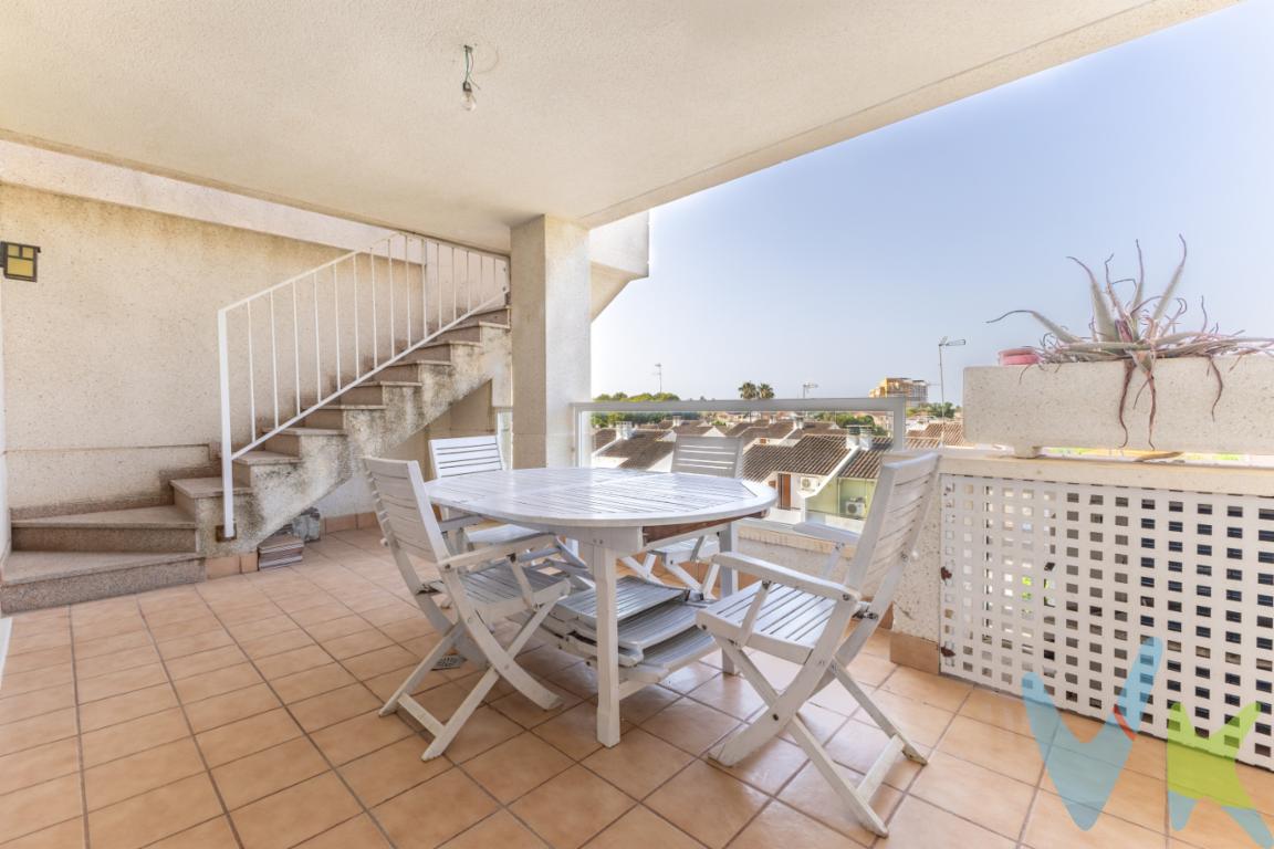 Te presentamos un exclusivo ático dúplex en venta en la prestigiosa urbanización Gato Montés, situada en Almardà, a tan solo unos pasos de la playa. Este maravilloso hogar combina confort, amplitud y una ubicación privilegiada en una de las zonas más tranquilas y deseadas del litoral valenciano.La vivienda cuenta con dos dormitorios exteriores, orientados al norte y al sur, que garantizan luminosidad y ventilación cruzada durante todo el año. Su cocina office, integrada en el espacio de estar, ofrece un ambiente moderno y funcional, ideal para disfrutar en familia o con amigos. Dispone además de un baño completo cuidadosamente diseñado.Pero lo que realmente convierte este ático en una joya única son sus dos espectaculares terrazas:La urbanización Gato Montés ofrece todos los servicios para una vida de calidad: Piscina comunitariaZonas ajardinadasPista de tenisAdemás, incluye una plaza de garaje en el precio, para tu total comodidad y seguridad.No dejes escapar esta oportunidad de vivir o veranear en un entorno inmejorable, rodeado de naturaleza, paz y a tan solo un paseo de la playa.¡Contacta con nosotros y ven a descubrir este ático dúplex de ensueño en Almardà!Y un solárium privado de 70 m² en la planta superior, donde podrás tomar el sol, montar una zona chill-out o contemplar las vistas despejadas al entorno natural y el cielo mediterráneo.Una terraza en planta de 20 m², perfecta para comidas al aire libre, leer o simplemente relajarte con la brisa marina.