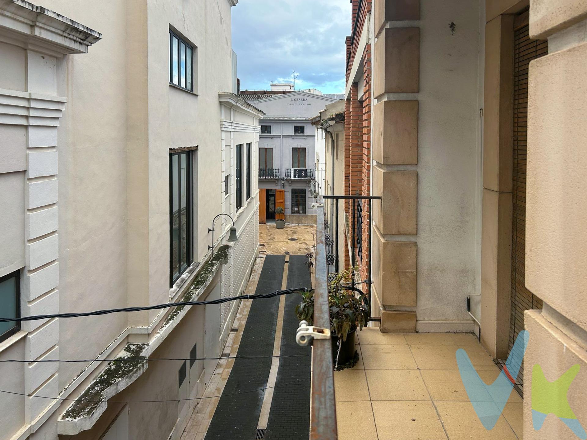 Se vende amplio piso en  Villanueva de Castellón, ubicado en la segunda planta de un edificio sin ascensor, ideal para quienes buscan un hogar céntrico. Vivienda  con tres amplias habitaciones, perfectas para familias o para quienes deseen tener espacio adicional para oficinas, estudios o habitaciones de invitados. El salón-comedor es luminoso y espacioso, proporcionando un ambiente acogedor para disfrutar de reuniones familiares o recibir amigos. Desde el salón, se accede a un balcón que ofrece vistas a la céntrica calle. La cocina es amplia y funcional, dispone de  suficiente espacio para incluir una mesa para poder comer allí a diario. El piso  dispone de dos baños, uno de ellos en suite, ubicado en la habitación de matrimonio que cuenta con su propio balcón, perfecto para disfrutar del aire fresco y la luz natural. Ubicado en una zona céntrica de la ciudad, este piso es una excelente opción para quienes buscan un hogar práctico y bien distribuido, con todas las comodidades necesarias para la vida diaria. No pierdas la oportunidad de llamarnos para visitarlo y descubrir su gran potencial. El inmueble se encuentra certificado con el sello de ASICVAL el único sello de garantía del sector que asegura a los consumidores que las propiedades comercializadas cuentan con toda la información y documentación exigida por la normativa actual . ¿A que estas esperando? Llámanos y concertamos visita. Teléfono 961 72 45 35. www.grupo-vive.com. oficinavivealzira@gmail.com. El precio no incluye gastos de notaria, registro,  itp  y honorarios inmobiliarios. 