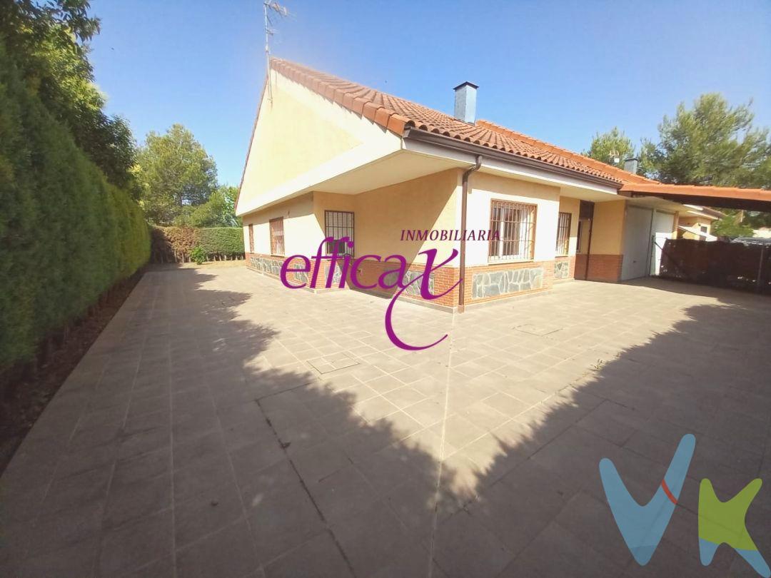 INMOBILIARIA EFFICAX te presenta este precios chalet de una sola planta y parcela libre de unos 350m2. 
El chalet es pareado, teniendo vecinos a un solo lado siendo la parte que comunica el garaje y el salón.
La distribución consta de 3 dormitorios con armarios empotrados, dos baños completos, uno de ellos dentro del dormitorio principal, gran salón comedor, cocina completamente amueblada, garaje y patio.
La vivienda cuenta con pre instalación de aire por conductos de aire frío y calor, ideal para estar a gusto en cualquier época del año.
El patio cuenta con infinidad de posibilidades y con el tamaño perfecto para poder poner una piscina, una zona de barbacoa, incluso crear un pequeño huerto. 
Está vivienda se encuentra en un entorno tranquilo, para los que buscan tranquilidad y con el beneficio de estar a tan solo una hora de Madrid, a 20 minutos de Toledo y a menos de 3 minutos de Torrijos, donde dispondrá de todos los servicios necesarios (centro médico, colegios, supermercados, estación de autobuses y estación de Renfe.)
La compra de este inmueble conlleva un servicio de formalización y gestión de la compraventa para el comprador, cuyo coste no está incluido en el precio publicado.
Se le informará de todos los gastos asociados a la compraventa antes de la reserva para que usted compre con la máxima seguridad, tranquilidad y transparencia. 
¡¡ No dejes pasar la oportunidad de adquirir el hogar de tus sueños en una zona tranquila y cerca de todos los servicios!!
Llámanos sin compromiso y concertamos una visita al inmueble. 