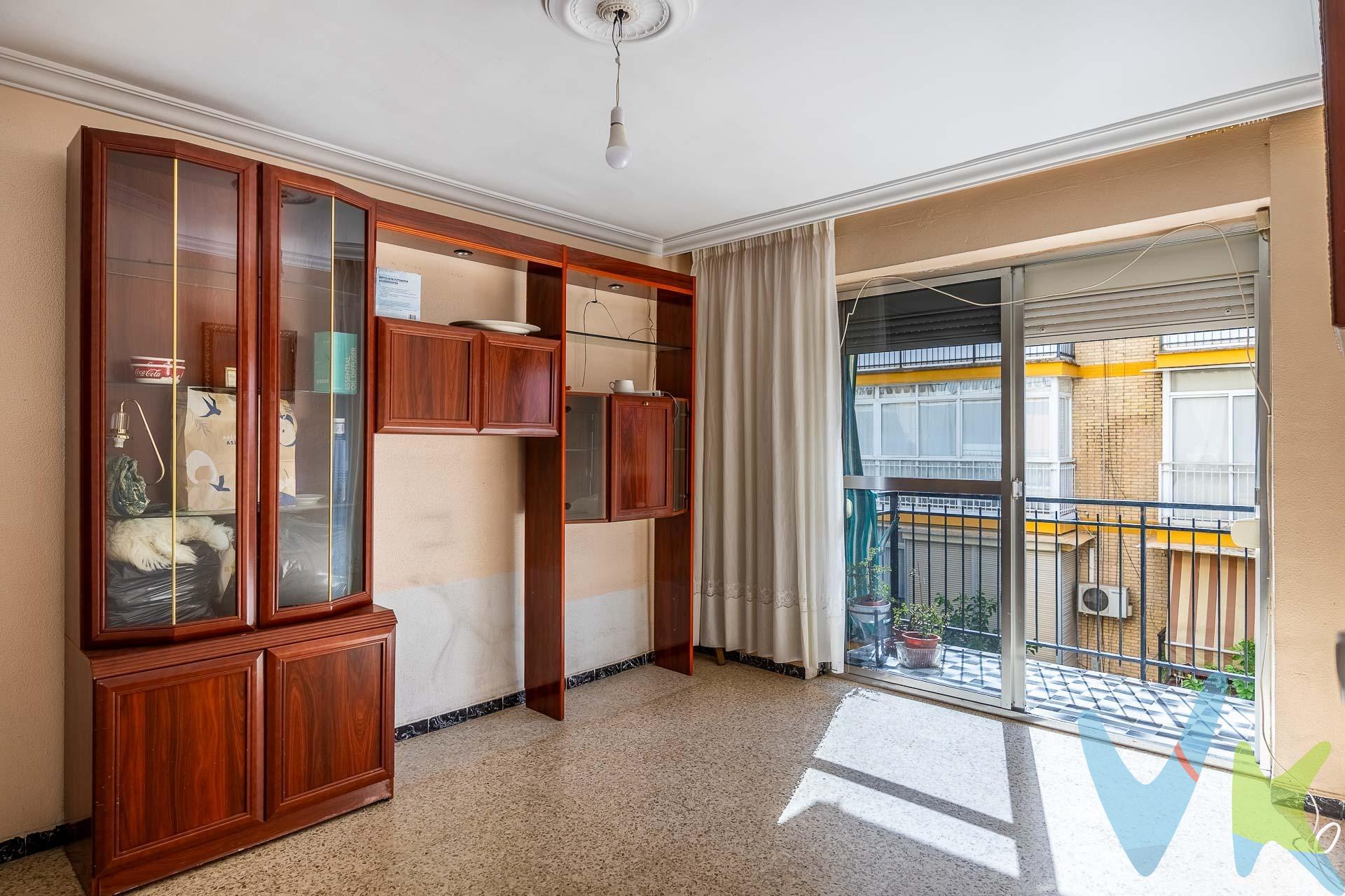 Venta de piso en Triana, Sevilla. ¿Buscas una vivienda espaciosa en una de las zonas con más encanto y demanda de Sevilla? . Te presentamos este magnífico piso situado en Triana, un barrio con identidad propia, excelentes comunicaciones y todos los servicios al alcance de la mano. La vivienda cuenta con 75 m² perfectamente distribuidos en 4 amplios dormitorios, ideales para familias numerosas, teletrabajo o inversión. Dispone de un baño completo renovado con placa de ducha, ofreciendo funcionalidad y comodidad para el día a día. El inmueble destaca por su luminoso salón con acceso a balcón, un espacio perfecto para disfrutar de la luz natural y del ambiente de la zona. La cocina independiente, totalmente amueblada y equipada, está lista para entrar a vivir sin necesidad de reformas. Ubicado en una segunda planta con ascensor, el piso garantiza una cómoda accesibilidad. Además, el consumo de agua está incluido en la cuota de comunidad, un valor añadido que ayuda a reducir los gastos mensuales. Su excelente ubicación permite disfrutar de supermercados, colegios, centros de salud, transporte público, comercios y zonas de ocio a escasos minutos, convirtiéndolo en una opción ideal tanto como vivienda habitual como para inversión. Características principales:. ✅ 75 m² construidos.  ✅ 4 dormitorios.  ✅ 1 baño con placa de ducha.  ✅ Salón con balcón.  ✅ Cocina independiente amueblada y equipada.  ✅ Segunda planta con ascensor.  ✅ Agua incluida en la comunidad.  ✅ Excelente ubicación en Triana.  ✅ Rodeado de todos los servicios. Una oportunidad única para vivir en uno de los barrios más emblemáticos de Sevilla. ¡Contacta con nosotros y solicita tu visita sin compromiso!. En cumplimiento de las obligaciones de información previstas Disp. final 3ª de la Ley 10/2025, de 28 de diciembre, de servicios de atención a la clientela y transparencia, así como en la normativa sectorial vigente, y RD 218/2005 de Inf. de la Junta de Andalucía, el precio indicado no incluye los gastos e impuestos inherentes a la adquisición, los cuales se desglosan estimados o con posibilidad de calcularlos a continuación; los gastos más ajustados serán dados en el D.I.A. en la visita a inmuebles, o antes. *Gastos de Notaría: La Minuta se calculará según al arancel notarial oficial: Anexo I, del Real Decreto 1426/1989, de 17 de noviembre. Enlace: notariared.com/calculadora-gastos-compra-vivienda/. *Gastos de Registro de la Propiedad: La inscripción se facturará según el arancel oficial: ANEXO I, del Real Decreto 1427/1989, de 17 de noviembre. Igual enlace anterior. *Gastos de Gestión (Gestoría): Los honorarios por la tramitación administrativa, liquidación de impuestos e inscripción registral ascienden de forma estimativa a [363 € aprox.] (IVA incluido), aunque depende de cada caso, y su dificultad. *Honorarios Agencia del Vendedor: incluidos en el PVP. *Honorarios Agencia del comprador: La agencia prestará los servicios de información, asesoramiento y acompañamiento previstos en el Encargo de Servicios y en el D.I.A. Si solicita servicios adicionales o personalizados, sus honorarios serán informados previamente, de forma individualizada y por escrito, conforme a la libertad de pactos y a la normativa vigente. *Si necesita Financiación, su banco le informará. *Impuesto sobre Transmisiones Patrimoniales (ITP): Se aplicará el tipo impositivo vigente en Andalucía (generalmente el 7%, sin perjuicio de tipos reducidos del 6%. 3,5%, etc, aplicables según las circunstancias personales del comprador o las características del inmueble). El impuesto se devenga sobre el superior entre: 1.- Valor de Referencia de Catastro; y 2.- Precio de venta. Puede calcular su situación personal en el portal oficial de la A.T. de Andalucía. enlace: juntadeandalucia.es/organismos/economiahaciendayfondoseuropeos/areas/tributos-juego/tributos/paginas/impuestos-cedidos-transmisiones.html. 