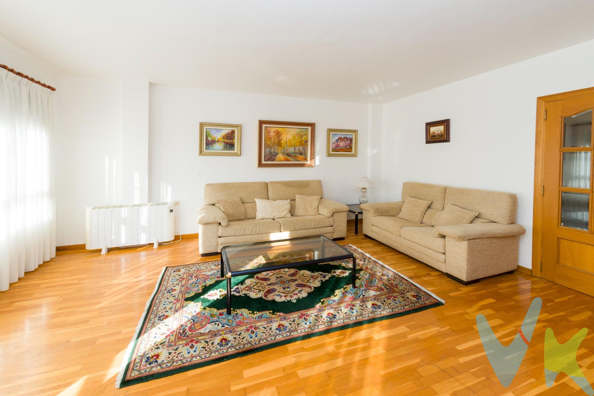 Amplia y luminosa vivienda en Plaza Clavé – Centro de Castellón** ✨. Descubre esta magnífica vivienda en plena Plaza Clavé, una de las zonas más céntricas y demandadas de Castellón, ideal para quienes buscan espacio, luz y una ubicación inmejorable. El piso cuenta con 3 habitaciones, perfectas para familias, despacho en casa o espacios polivalentes, y 2 baños completos que aportan comodidad al día a día. Su excelente distribución permite disfrutar de estancias amplias y bien diferenciadas. El salón, especialmente amplio y muy luminoso, junto a la cocina, se convierte en el auténtico corazón del hogar: un espacio perfecto para reuniones, descanso y vida familiar, bañado por la luz natural durante gran parte del día. Una vivienda ideal para quienes desean vivir en el centro de Castellón con amplitud, luz y comodidad, sin renunciar a una distribución práctica y acogedora. Dispone de una plaza de garaje muy próxima a la vivienda, pero no en el mismo edificio. Por mandato expreso del propietario comercializamos este inmueble mediante contrato de multi-exclusiva, por el cual numerosas agencias colaboradoras, nacionales e internacionales, ofrecen esta vivienda a sus potenciales compradores, todo ello garantizando un servicio de calidad, un trato fácil, sencillo y sin interferencias de terceros, ya que la gestión es a través de nuestra agencia. *Impuestos, gastos de compraventa tales como honorarios agencia y financiación no incluidos. . . 