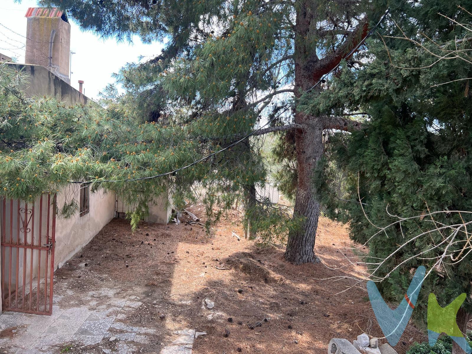Crea el hogar que siempre has soñado en esta encantadora casa situada en Abanilla, localidad y municipio español perteneciente a la Región de Murcia, situado en la comarca Oriental, en el límite con la Comunidad Valenciana. La vivienda se encuentra en periferia del casco histórico de la pedanía de Abanilla denominada Barinas.Ubicada en un pueblo tranquilo, te permitirá disfrutar de la tranquilidad del campo sin renunciar a la comodidad de tener todos los servicios a tu alcance. La vivienda tiene 2 habitaciones en la planta principal y un espacioso baño, una amplia cocina y salón. En la planta de arriba encontrarás dos habitaciones con balcón donde se divisa la naturaleza que rodea a este acogedor pueblo. Justo en frente hay un garaje y una amplia terraza para divisar las vistas y de ahí se accede a la zona de terreno de 420 metros donde para darle más valor encontrarás una casa cueva con 2 habitaciones y 2 cocinas y además un antiguo horno!. Cuando te pongas en contacto con nosotros, te informaremos de los gastos que no están incluidos en el precio, gastos de compraventa y honorarios de agencia y te ayudaremos para que tu proceso de compra con nosotros se convierta en un. Calma: Estado ideal de tranquilidad que tendrás al comprar tu casa con nosotros. Por último, te vamos a contar una cosa: Los propietarios han confiado en nosotros y nos han contratado en exclusiva para que les ayudemos a vender uno de sus bienes más preciados, su casa, su hogar. Esto para ti, como comprador, será una garantía ya que tendrás acceso a un servicio de calidad, un trato fácil, sencillo y sin interferencias de terceros. Por eso, te vamos a pedir un favor, habla con nosotros, no los molestes, te vamos a ayudar en caso de interés en todo el proceso y te vamos a facilitar toda la documentación e información que precises. Como ya te habíamos dicho, ¡Un servicio de calidad!. 