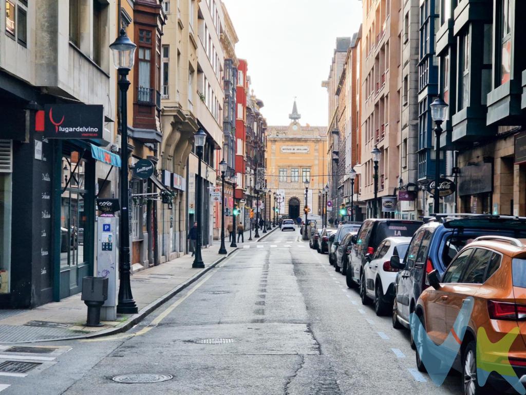Presentamos este maravilloso piso en venta ubicado en el corazón de Gijón, Lado Puerto Deportivo y Playa San LorenzoEs una  oportunidad única para aquellos que buscan una vida urbana ,amplia y con todas las comodidades al alcance de la mano en un Buen Edificio que conserva su encanto original. Este espacioso piso destaca por su inteligente distribución y se encuentra en la segunda planta de un edificio con ascensor,  que actualmente  se encuentra instalado como Oficina.Con un total de 84 metros cuadrados útiles y 95 metros cuadrados construidos, el piso ofrece un espacio generoso y bien aprovechado.Dispone de tres habitaciones Salón Cocina con Comedor, Baño  y amplia despensa que puedes convertir en segundo baño creando un  ambiente acogedor y versátil para una familia o para aquellos que deseen tener su propia oficina en casa. La proximidad a estaciones de tren y paradas de autobús hace que la movilidad por la ciudad y sus alrededores sea tremendamente sencilla. Ideal para personas que valoran el tiempo y la eficiencia en sus desplazamientos cotidianos.Vivir en el centro de Gijón significa estar cerca de las mejores tiendas, restaurantes y centros culturales de la ciudad, sumergirse en la actividad vibrante de la zona y disfrutar de una calidad de vida excepcional.El edificio, bien mantenido, ofrece la seguridad y la tranquilidad que uno busca en su hogar y las ventanas de calidad aseguran no solo la eficiencia energética, sino también un ambiente silencioso y confortable.Para quienes piensan en inversión, tanto por su ubicación como por sus características, esta propiedad representa una excelente oportunidad con potencial de revalorización en el futuro. Invitamos a los interesados a concertar una visita para apreciar personalmente todas las bondades que ofrece este piso. Estaremos encantados de mostrarle cada rincón de este hogar, para que pueda ver de primera mano por qué es el lugar ideal para iniciar un nuevo capítulo en su vida. Una visita a esta propiedad es el primer paso para convertirla en su próximo hogar. ¡Contáctenos para más información y reserve su cita hoy mismo!En el precio no están incluidos los gastos de transmisiones patrimoniales, escritura y registro de la propiedad.