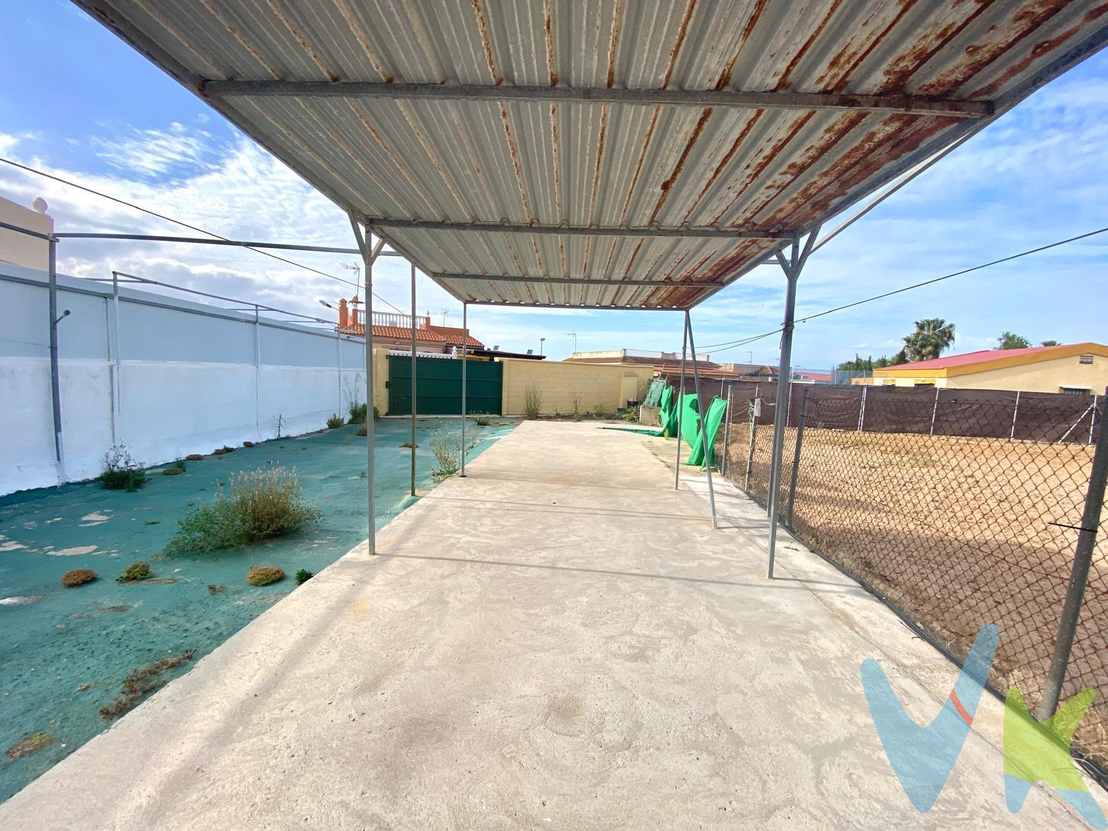 OD1183. Finca rústica de 220 m² con casita prefabricada de chapa sándwich en playa las 3 Piedras. Proindiviso (solo otra parcela más, comparten el IBI del terreno). La vivienda dispone de salón, cocina, 2 baños con ventana, uno de ellos en habitación,  2 dormitorios amplios y bastante espacio exterior para disfrutar del aire libre y estacionar varios coches. Tiene una parte con techo de zinc para desayunar o almorzar a la sombra. Tiene suministro de agua potable, luz y agua de pozo. Y un trastero en el exterior que sirve también de lavadero. Puerta de garaje amplia. . De acuerdo con lo prevenido en el Decreto 218/2005, de 11 de octubre, se informa al cliente que los Gastos Notariales, Registrales, impuesto de transmisiones (ITP), Honorarios de intermediación, Gastos financieros, y otros gastos inherentes a la compraventa no están incluidos en el precio