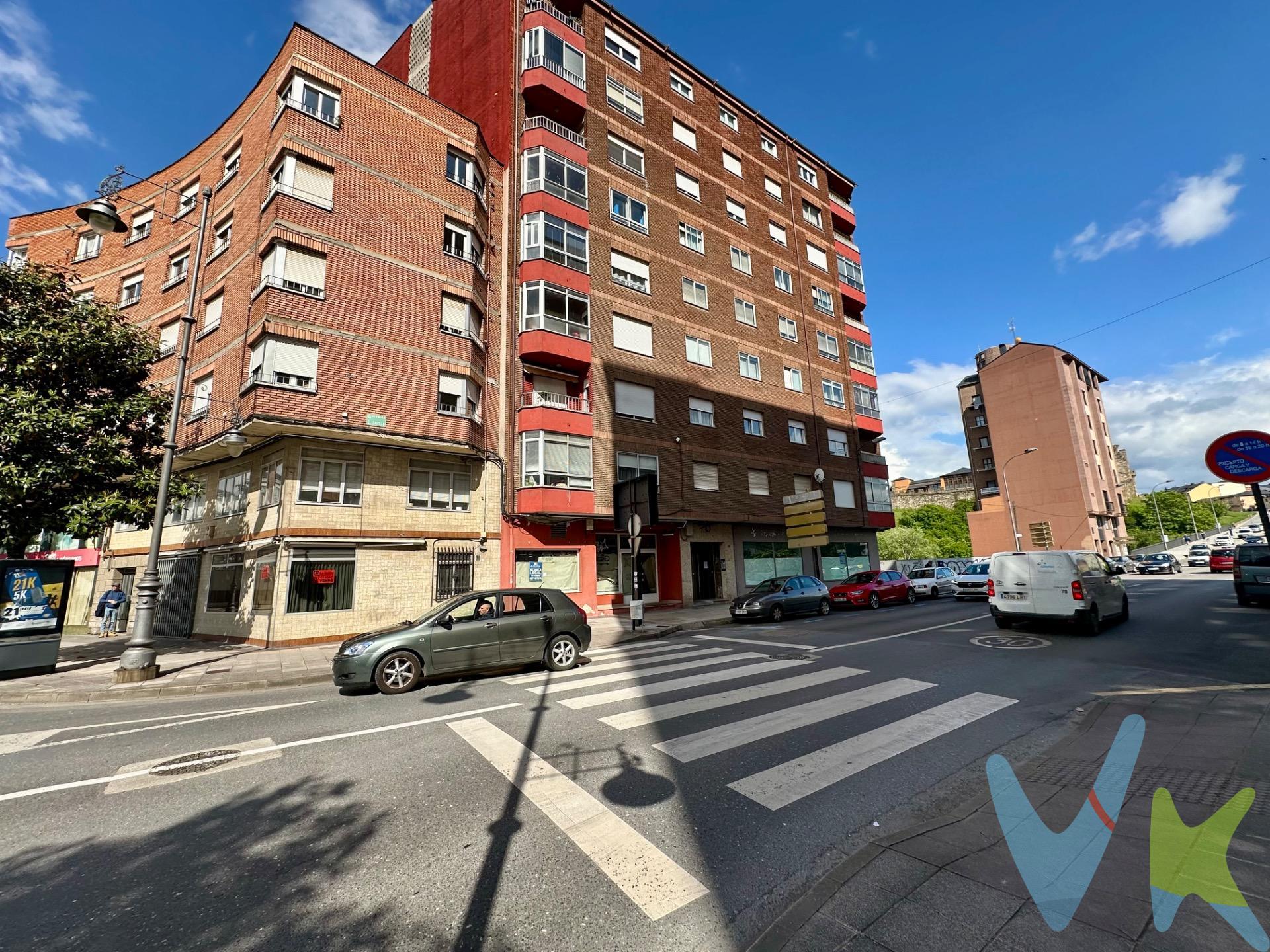 Piso en el centro con vistas espectaculares. Ubicado en pleno corazón de la ciudad, este amplio piso ofrece unas vistas inmejorables del skyline urbano. Dispone de cuatro habitaciones, salón luminoso, cocina independiente, y una terraza privada ideal para disfrutar del entorno. La vivienda se encuentra pendiente de reforma, lo que la convierte en una excelente oportunidad para personalizar cada rincón a tu gusto. Ademas dispone de una plaza de garaje en el mismo edificio. NO INCLUIDA EN EL PRECIO.