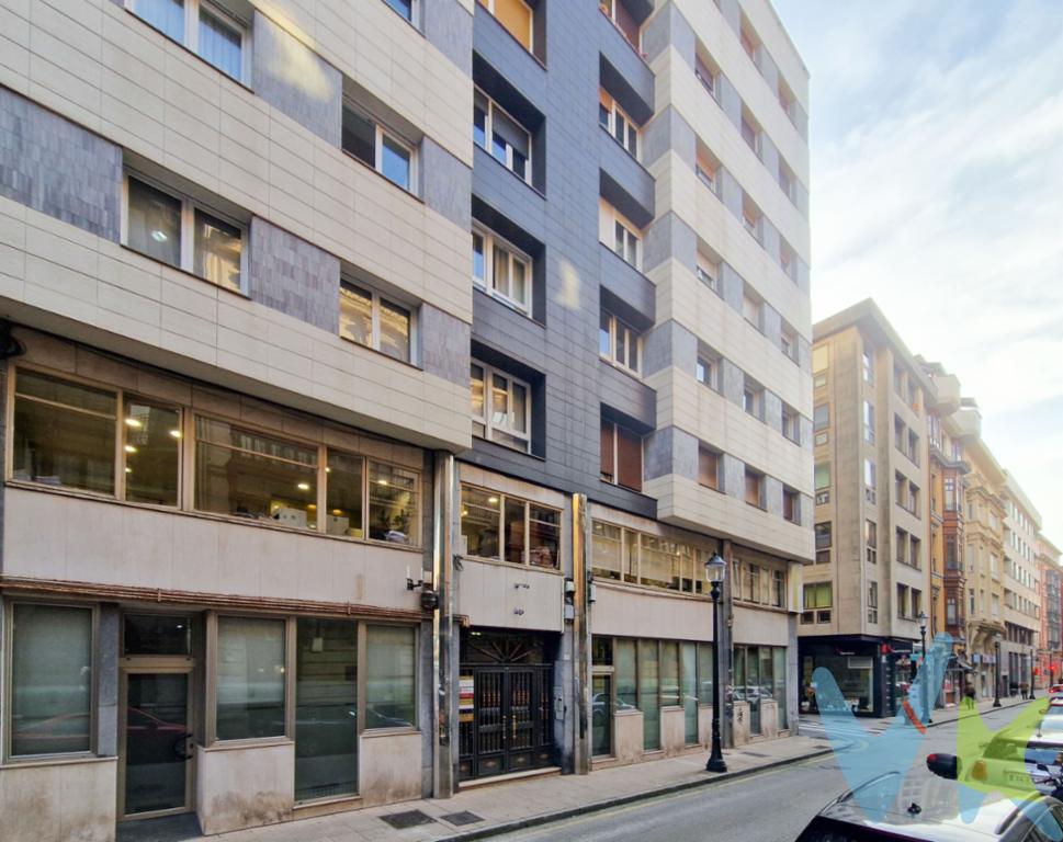 Presentamos este maravilloso piso en venta ubicado en el corazón de Gijón, Lado Puerto Deportivo y Playa San LorenzoEs una  oportunidad única para aquellos que buscan una vida urbana ,amplia y con todas las comodidades al alcance de la mano en un Buen Edificio que conserva su encanto original. Este espacioso piso destaca por su inteligente distribución y se encuentra en la segunda planta de un edificio con ascensor,  que actualmente  se encuentra instalado como Oficina.Con un total de 84 metros cuadrados útiles y 95 metros cuadrados construidos, el piso ofrece un espacio generoso y bien aprovechado.Dispone de tres habitaciones Salón Cocina con Comedor, Baño  y amplia despensa que puedes convertir en segundo baño creando un  ambiente acogedor y versátil para una familia o para aquellos que deseen tener su propia oficina en casa. La proximidad a estaciones de tren y paradas de autobús hace que la movilidad por la ciudad y sus alrededores sea tremendamente sencilla. Ideal para personas que valoran el tiempo y la eficiencia en sus desplazamientos cotidianos.Vivir en el centro de Gijón significa estar cerca de las mejores tiendas, restaurantes y centros culturales de la ciudad, sumergirse en la actividad vibrante de la zona y disfrutar de una calidad de vida excepcional.El edificio, bien mantenido, ofrece la seguridad y la tranquilidad que uno busca en su hogar y las ventanas de calidad aseguran no solo la eficiencia energética, sino también un ambiente silencioso y confortable.Para quienes piensan en inversión, tanto por su ubicación como por sus características, esta propiedad representa una excelente oportunidad con potencial de revalorización en el futuro. Invitamos a los interesados a concertar una visita para apreciar personalmente todas las bondades que ofrece este piso. Estaremos encantados de mostrarle cada rincón de este hogar, para que pueda ver de primera mano por qué es el lugar ideal para iniciar un nuevo capítulo en su vida. Una visita a esta propiedad es el primer paso para convertirla en su próximo hogar. ¡Contáctenos para más información y reserve su cita hoy mismo!En el precio no están incluidos los gastos de transmisiones patrimoniales, escritura y registro de la propiedad.