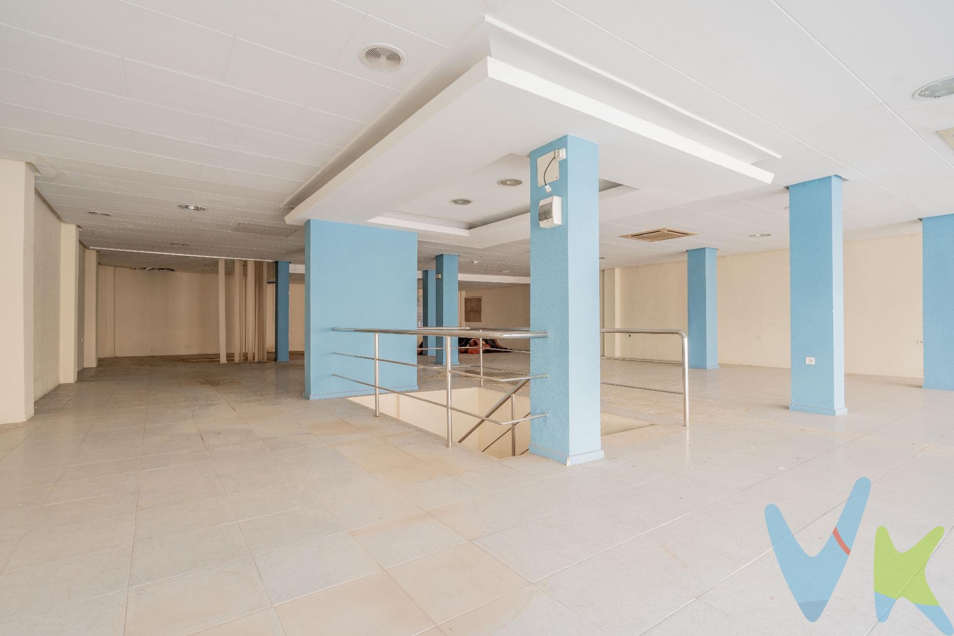 . ✨ ¡ATENCIÓN INVERSORES Y EMPRENDEDORES! ✨. 📍 SE VENDE ESPECTACULAR LOCAL COMERCIAL EN BENETÚSSER. Descubre este magnífico local de 462 m² distribuidos en dos amplias plantas, ubicado en plena avenida principal de Benetússer, una de las zonas más transitadas y comerciales del municipio. 💼 Perfecto para cualquier tipo de negocio:. Moda, restauración, clínicas, academias, oficinas, centros de estética.. ¡Tú eliges!. 🔹 Superficie total: 462 m². 🔹 Dos plantas versátiles y luminosas. 🔹 Fachada con gran visibilidad. 🔹 Escaparate amplio ideal para atraer clientes. 🔹 Zona con altísimo flujo peatonal y vehicular. 🔹 Rodeado de comercios consolidados y servicios. 🌟 Una oportunidad única para hacer realidad tu proyecto en un entorno privilegiado. ¡Imagina tu negocio en uno de los puntos más estratégicos de Benetússer!
