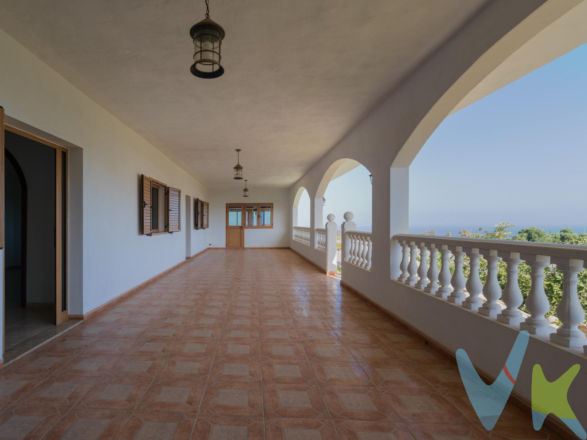 En Las Mejías, una zona donde lo urbano se entrelaza con el encanto del campo, se encuentra esta finca rústica única. Rodeada de naturaleza y al mismo tiempo a tan solo cinco minutos de la autopista y a 10min del aeropuerto, ofrece lo mejor de dos mundos: la serenidad del campo y la comodidad de estar muy bien conectada. Con una superficie de 2.005 m², la finca es un auténtico vergel. Sus árboles frutales —limoneros, naranjeros, higueras, aguacateros, mangos, plataneras, vides y mucho más— se extienden en un paisaje verde que transmite abundancia. Todo el terreno cuenta con riego por goteo, asegurando un cultivo sostenible y lleno de vida. Como se suele decir: en esta finca no se pasa hambre. La casa principal se alza en dos plantas más azotea, con unos generosos 250 m² en la primera planta como vivienda principal. Desde el amplio porche, la vista se abre hacia el mar y hacia el manto verde de los árboles frutales, un escenario perfecto para tardes inolvidables en familia o en buena compañía. La frase “para relajarse” se queda corta aquí: este es un espacio que invita a detener el tiempo. Al entrar por la puerta principal, un hall imponente da la bienvenida. A un lado, el salón sorprende por su amplitud, con el encanto de las casas antiguas donde todo era más grande y luminoso. Al otro lado, una habitación espaciosa ofrece múltiples posibilidades: despacho, dormitorio adicional o sala de juegos. En la parte más tranquila de la casa se encuentran los dormitorios, todos con carpintería de madera noble. El dormitorio principal dispone de baño justo al lado, mientras que dos habitaciones más comparten un segundo baño completo. También junto al porche, igual que el salón, se encuentra la cocina, acompañada de una sala anexa que conecta con la azotea. Este espacio puede ser un pequeño comedor, un rincón íntimo o lo que el nuevo propietario desee. A la planta inferior se accede tanto por una escalera exterior, típica de las grandes casas de campo, como por una escalera de caracol en el interior. En la planta baja, un salón-cocina-comedor acoge la vida diaria, acompañado de un baño con ducha y un dormitorio doble que conecta directamente con un garaje de más de 90 m², utilizado también como sala para reuniones y celebraciones. La finca cuenta con un aljibe de 170 m² y tres metros de altura, varios trasteros adicionales y, además del gran porche y la azotea, otra terraza semicubierta en la primera planta. Esta propiedad no solo es un hogar; es un espacio que permite vivir el auténtico estilo de vida de finca, rodeado de naturaleza, aire limpio y autosuficiencia. A la vez, es una oportunidad llena de potencial para quienes desean reformar, ampliar o crear un proyecto familiar que reúna a varias generaciones bajo un mismo techo. Precio de Venta al Público (PVP) – No incluye gastos. Impuestos y demás gastos legalmente correspondan al comprador. Inmueble sujeto a ITP del 6,5% con carácter general; existen excepciones según normativa aplicable. Base imponible el mayor valor entre: 1) precio de venta: 2) tasación; 3) valor referencia catastral. Gastos Notaria y Registro entre 0,3% - 0,8% aprox. según aranceles. Financiación: gastos de hipoteca, tasación y gastos bancarios a cargo del comprador y según su necesidad y elección.  Honorarios inmobiliaria a cargo del vendedor.  Operación y condiciones de compraventa sujeta a aceptación expresa del vendedor. Para acceder a información y documentación legalmente exigible por el consumidor puede contactarnos. Anuncio sujeto a errores, cambios de precio, omisión y/o retirada del mercado sin aviso previo.