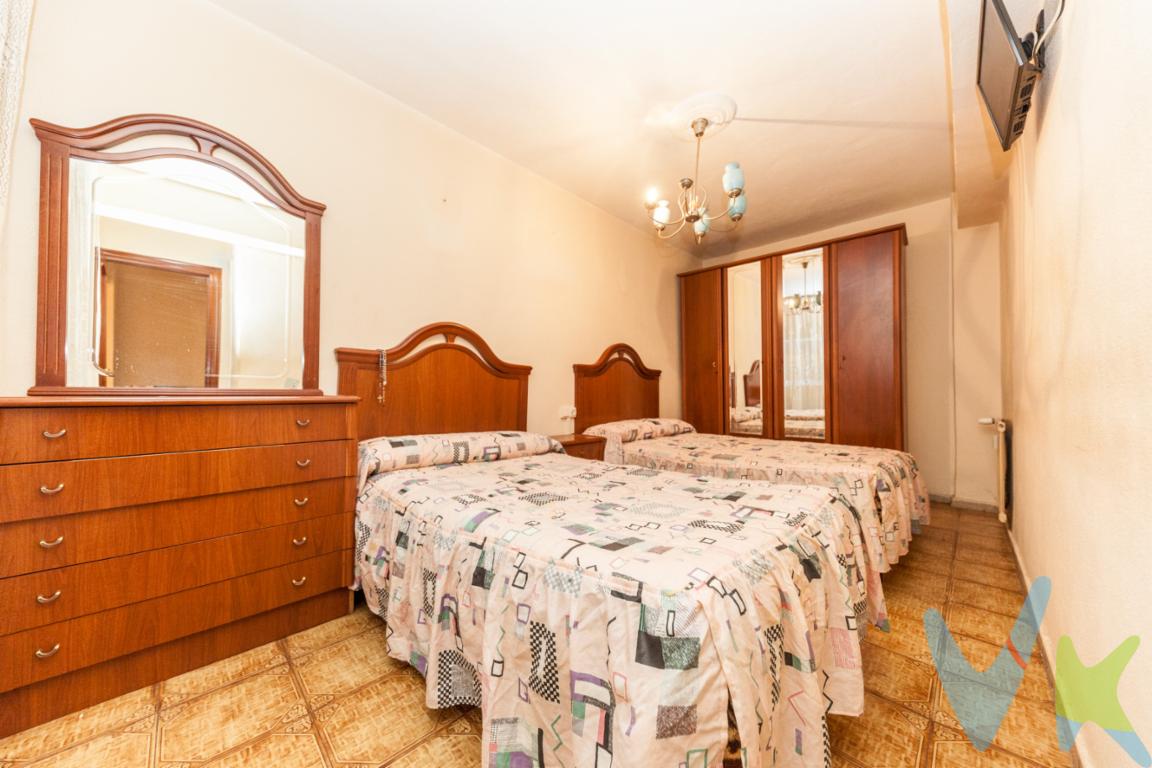 Vivienda de cuatro habitaciones, de buen tamaño .Dos baños, uno de ello con ventana y plato de ducha.Cocina independiente .Salón, vivienda de casi NOVENTA METROS ÜTILES .Esta propiedad se encuentra muy cerca de la playa del LÁrbeyal   en la Calzada.Con ascensor .La comunidad es de SERVICIOS CENTRALES, ya están puestos los contadores individuales en los radiadores .A  minutos de la playa , y con todos los servicios en la zona. En el precio no están incluidos ni los gastos de Notaria y Registro ni el impuesto de transmisiones patrimoniales. 
