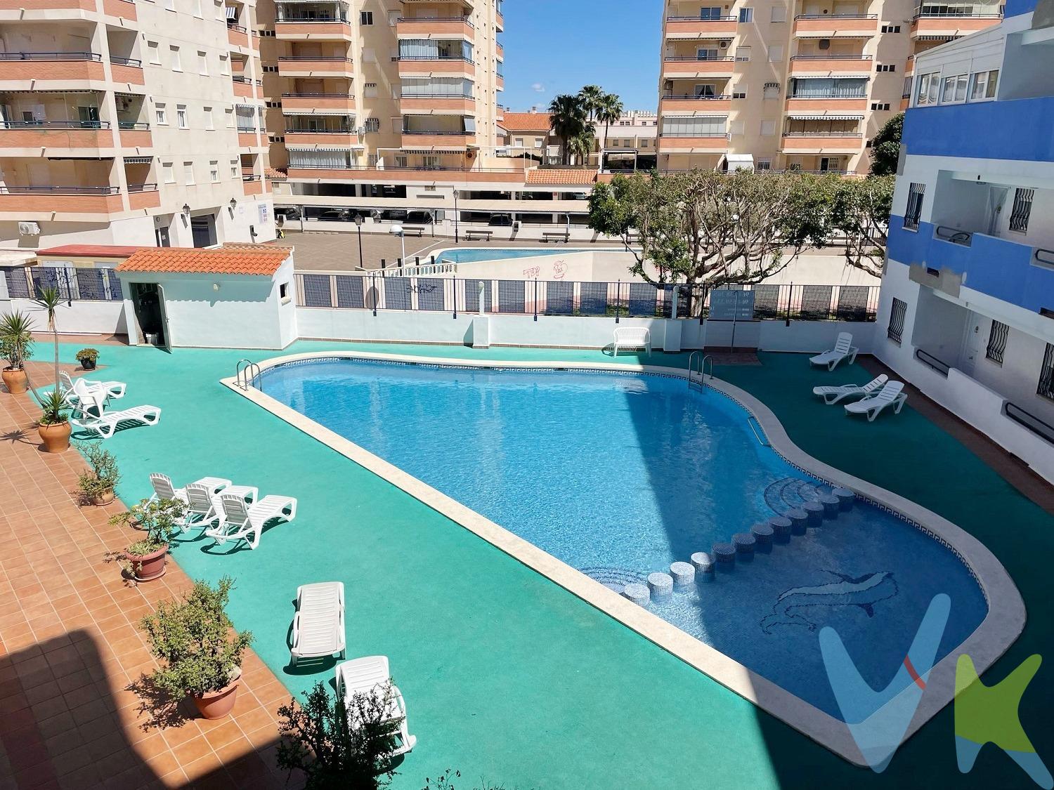 Ref.1755_¡REESTRENO DE VIVIENDA!! A tan sólo 300 metros de la mejor playa de Oropesa del Mar, Playa de la Concha, con un amplio abanico de servicios de restauración, comercios, cafeterías, zonas infantiles, etc. alrededor. Apartamento situado en la 2ª planta  del edificio "Bonlloc", construido en el año 2001, con una reciente reforma integral, mediante la cual se ha habilitado la terraza de 49 m2 como un espacio destinado al salón-comedor-cocina, y además, incluyendo fontanería e instalación eléctrica nuevas. . Interiormente se distribuye en 3 dormitorios (1 doble y 2 individuales), un recibidor, un cuarto de baño con ducha, un aseo, terraza con galería y lavadero y el espacio añadido donde podrás diseñar el salón-comedor-cocina de tus sueños. Para tu comodidad, todas las persianas de la vivienda son automáticas. Durante la temporada estival, podrás disfrutar de la piscina comunitaria. Además, el precio incluye una plaza de aparcamiento en sótano. . VIVIENDA CERTIFICADA: LE GARANTIZAMOS LA COMPRA DE SU INMUEBLE CON TODAS LAS GARANTÍAS JURÍDICAS. El precio de venta NO INCLUYE Honorarios Profesionales de Agencia Inmobiliaria, Impuestos (I.V.A. o I.T.P.), gastos de Notaría, gastos de Registro de la Propiedad, gastos de tramitación de Escrituras ni gastos de financiación (si se precisa).