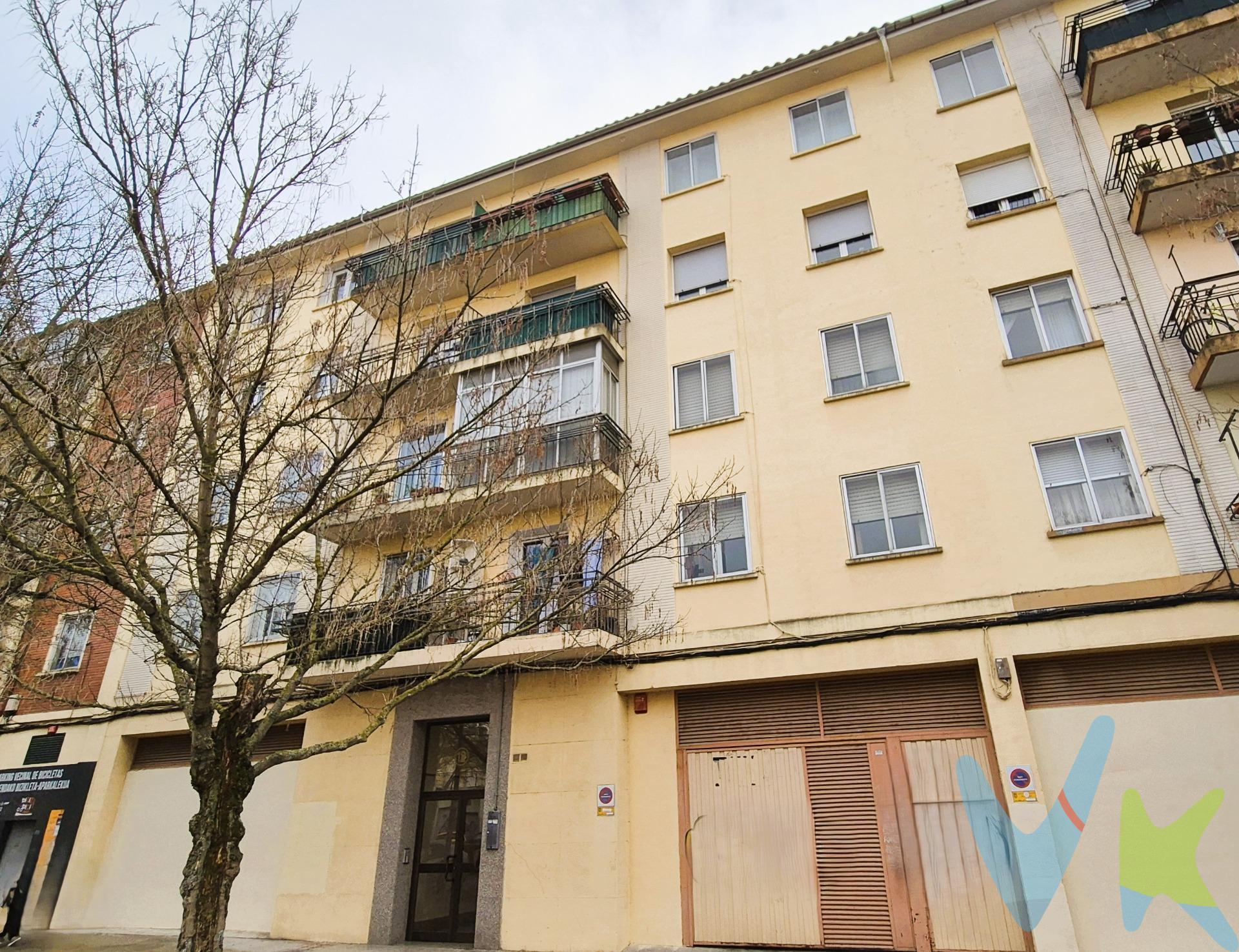 Te convencerá por su ubicación en el centrro de la Rochapea, en una calle tranquila sin tráfico, pero trasera de Marcelo Celayeta, donde puedes encontrar todo el comercio imaginable, y las paradas de autobús. Y servicios básicos como el ambulatorio a un paso. Te enamorará su luminosidad, por su altura y ubicación desde sus dos orientaciones, tienes vistas despejadas y mucha luz natural. Alucinarás con el tamaño de sus habitaciones, 3 dobles de verdad y con la cocina comedor con dos prácticas despensas y tendedero. El baño con ventilación natural y la sala de estar con balcón, completan este hermoso piso, que seguro, ha llamado tu atención. ¿Porqué no llamas y vienes a verlo ?