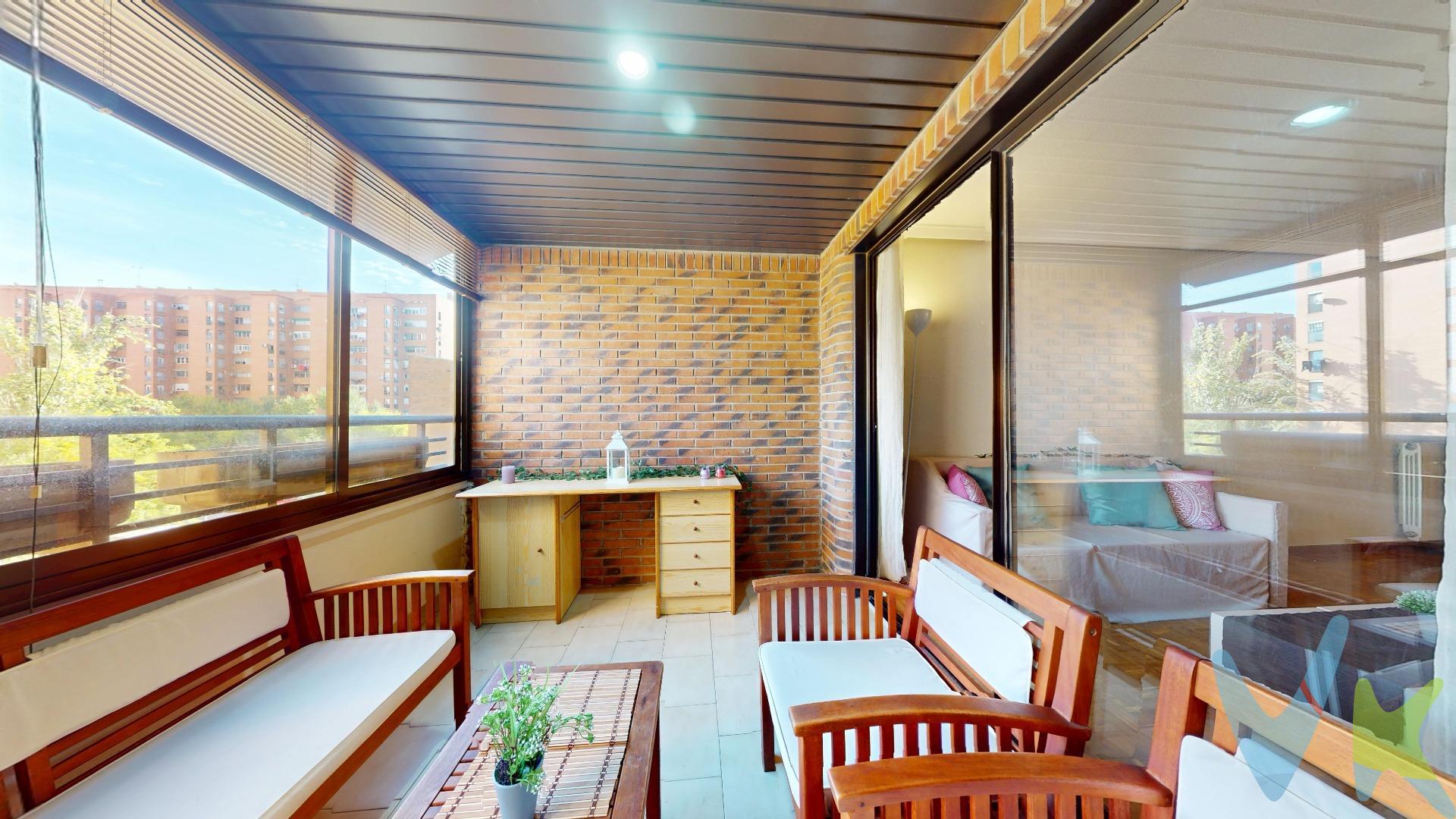 Vivienda situada en la finca más demandada de todo Palomeras Sureste, con mayor calidad de construcción y vecindario. Si quieres ganar en calidad de vida, tranquilidad y estar bien comunicado está es tu vivienda, no se lo piense más o perderá la gran oportunidad que estamos ofertando actualmente.Este espléndido piso puede ser tu nuevo hogar, ideal para vivir en familia, cuenta con un salón-comedor independiente con acceso a una amplia terraza con vistas a la calle, para salir del salón contamos con dos puertas, una de las cuales es doble y da a la entrada del piso y el pasillo distribuidor, la otra puerta conecta con el pasillo. La terraza que está conectada con el salón es grande y está acristalada. El inmueble está formado por 3 habitaciones de las cuales una es doble, con armario empotrado, una gran ventana que da al exterior y permite la entrada de la luz natural, además de contar con un baño  en suite con bañera con mámpara, bidé,  otro cuarto de baño con plato de ducha con mampara. Las dos habitaciones individuales cuentan con un armario empotrado, calefacción y una ventana exterior que permiten la entrada de luz natural, cocina independiente de grandes dimensiones con acceso al tendedero acristalado. Las calidades son las siguientes, suelos de parquet y gres, ventanas dobles de aluminio y pvc, puertas interiores de sapelli y exterior blindada, calefacción gas natural individual. El edificio consta de 2 ascensores, portero físico, accesibilidad para personas con movilidad reducida, exteriores de zonas comunes recientemente mejoradas, ITE favorable, próxima inspección 2029. El entorno cuenta con todo tipo de infraestructuras a nivel de transporte público, metro Alto Del Arenal línea 1 a 15 minutos de la Puerta Del Sol, varias líneas de autobuses, nº144, 54, 58, 143, 103, 57 y 142, centro de salud Federica Montseny con todo tipo de especialistas y rehabilitación, colegios, guarderías, centros lúdicos y deportivos, biblioteca, entidades bancarias, farmacias, supermercados Condis en la puerta y Ahorramas. No se la juegue con la compra más importante de tu vida,  30 años en la zona nos avalan. 