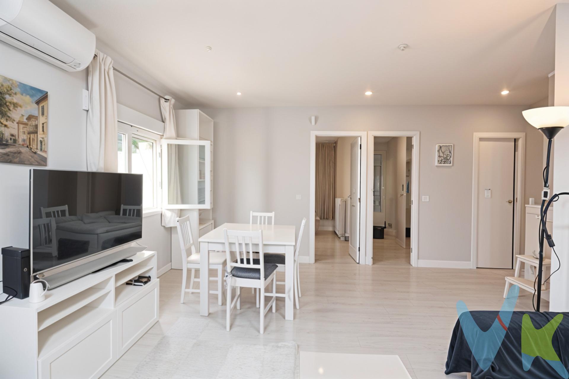 Se vende piso reformado en 2020 en la Calle General Ricardos, en pleno Carabanchel, una de las zonas más consolidadas y con mejor proyección de Madrid. La vivienda cuenta con:. 🛏 2 dormitorios dobles con armarios empotrados. 🛁 Baño completo con ducha + aseo adicional. 🍽 Cocina independiente totalmente equipada con tendedero. 🛋 Salón amplio y luminoso con aire acondicionado. Y además incluye:. ✅ Tarima flotante. ✅ Calefacción individual por gas natural. ✅ Pintura lisa. ✅ Aire acondicionado. ✅ Puerta blindada y alarma instalada. ✅ Ascensor. ✅ Acceso adaptado a personas con movilidad reducida (PMR). Muy luminoso, con buena orientación y en finca cuidada. 🚇 Excelente ubicación: rodeado de comercios, colegios, zonas verdes y a pocos minutos del metro y varias líneas de autobús. Ideal tanto para vivir como para invertir. 📞 ¡No dejes pasar esta oportunidad! Contacta para concertar una visita. El comprador tendrá un coste adicional correspondiente al servicio de gestión, asesoramiento y acompañamiento en todo el proceso de compra. Dicho importe, el mobiliario, la decoración y los impuestos no están incluidos en el precio publicado. 