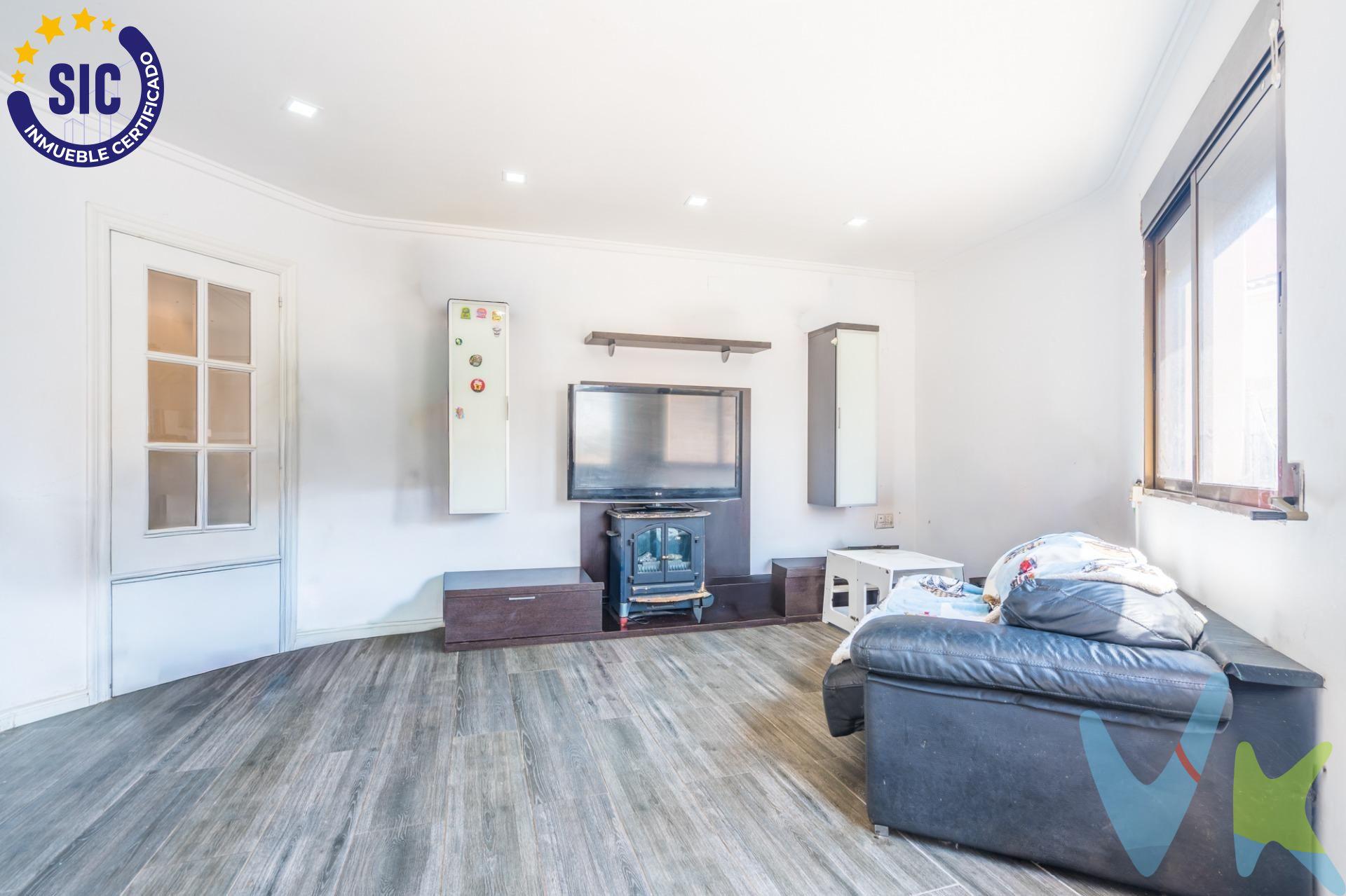 Si buscas una vivienda lista para entrar a vivir, luminosa y en una ubicación excelente, esta es tu oportunidad, un segundo piso sin ascensor en Tavernes Blanques. La vivienda cuenta con 2 habitaciones, un amplio salón-comedor, cocina office, galería, baño completo con ducha y mampara y un trastero, ofreciendo un espacio cómodo, moderno y funcional para el día a día. Ha sido reformada con materiales de calidad y dispone de aire acondicionado, ventanas Climalit e iluminación con ojos de buey, creando un ambiente actual, confortable y eficiente durante todo el año. Uno de sus grandes atractivos es su extraordinaria luminosidad. Se trata de un segundo piso esquinero, con orientación sur-este, donde todas las estancias son exteriores, permitiendo disfrutar de abundante luz natural durante todo el día y de unas agradables vistas despejadas a una zona residencial muy tranquila. Además, esta vivienda ofrece un importante ahorro en los gastos de suministro, ya que la finca dispone de pozo propio, por lo que el gasto de agua es de aproximadamente 120 € al año, una ventaja económica muy poco habitual. La finca se encuentra en una calle con muy poco tráfico, lo que proporciona un ambiente agradable y silencioso, además de contar con facilidad para aparcar justo en la puerta. Su ubicación es excelente: junto a la Ronda Norte, muy cerca del Campo del Levante y del Centro Comercial Arena, con supermercados, colegios, guardería, centro de salud, gimnasio, comercios y parada de autobús a pocos minutos. Además, las universidades se encuentran a tan solo 7 minutos en coche y la playa a 8 minutos, con excelentes conexiones con Valencia. Una vivienda ideal tanto para vivir como para invertir, gracias a su excelente estado de conservación, su magnífica orientación, su luminosidad, sus bajos gastos de mantenimiento y la comodidad de tener todos los servicios al alcance. ¡No dejes pasar esta oportunidad! Viviendas con estas características, gastos tan reducidos y una ubicación tan buena duran muy poco en el mercado. ¡Llámanos y ven a visitarla!. . 