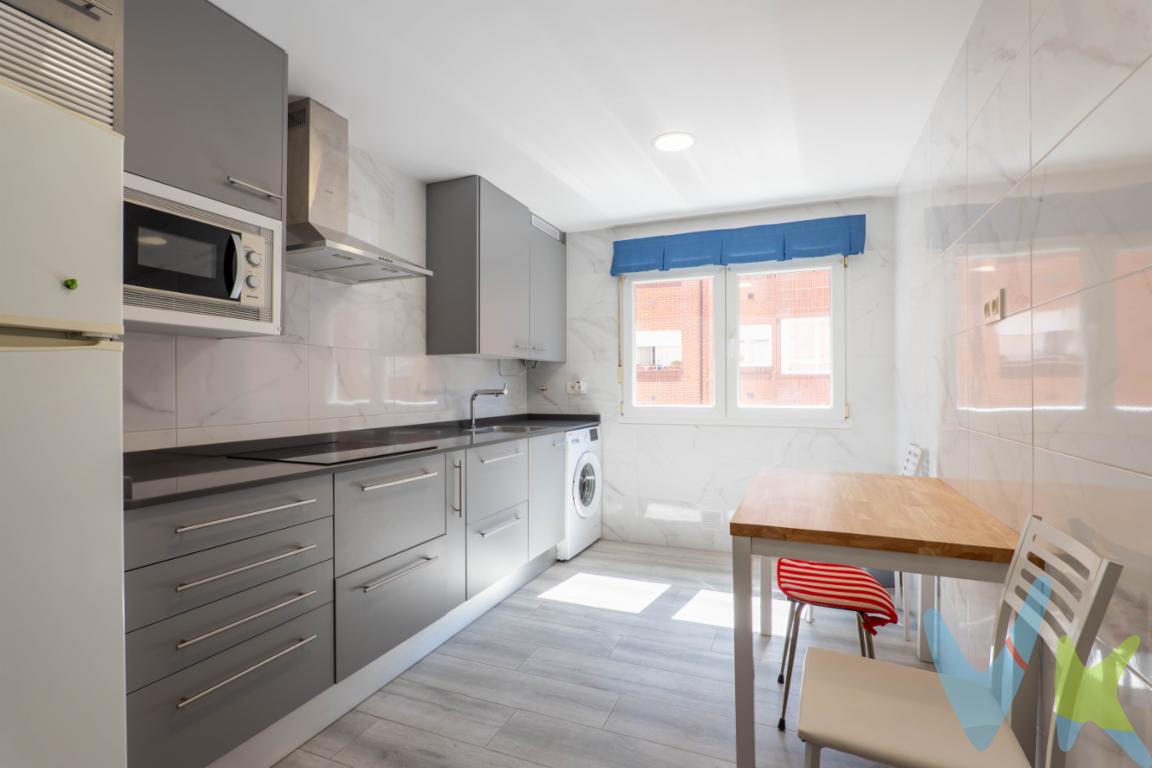 Se vende luminosa vivienda en la calle Progreso, situada en el consolidado barrio de Ceares, en Gijón, a escasos metros de la avenida Hermanos Felgueroso, una de las principales arterias de la ciudad que conecta directamente con el Paseo de Begoña, y muy próxima al Parque de Los Pericones, el mayor pulmón verde de Gijón.La vivienda se encuentra en una tercera planta y, aunque actualmente no dispone de ascensor, ya están previstas las obras para su instalación en el presente año, quedando la derrama completamente abonada por la parte vendedora, lo que supone un importante valor añadido.El inmueble cuenta con tres habitaciones, destacando una de ellas por su amplio tamaño. La cocina, recientemente reformada, es exterior y tiene orientación sur, lo que le proporciona una excelente entrada de luz natural durante todo el día. El salón comparte esta misma orientación, resultando en un espacio cálido y muy luminoso. El cuarto de baño, también reformado, dispone de ventana, aportando ventilación y luz natural.En la parte posterior, gracias al amplio patio de manzana, la vivienda disfruta igualmente de una notable luminosidad, lo que garantiza claridad en todas sus estancias.Una oportunidad ideal tanto como vivienda habitual como inversión, en una zona tranquila y perfectamente comunicada.Se informa a los interesados que el precio de venta indicado no comprende los honorarios al comprador de la agencia inmobiliaria, el Impuesto de Transmisiones Patrimoniales (ITP) ni los gastos asociados a la compraventa (notaría, registro de la propiedad y otros)