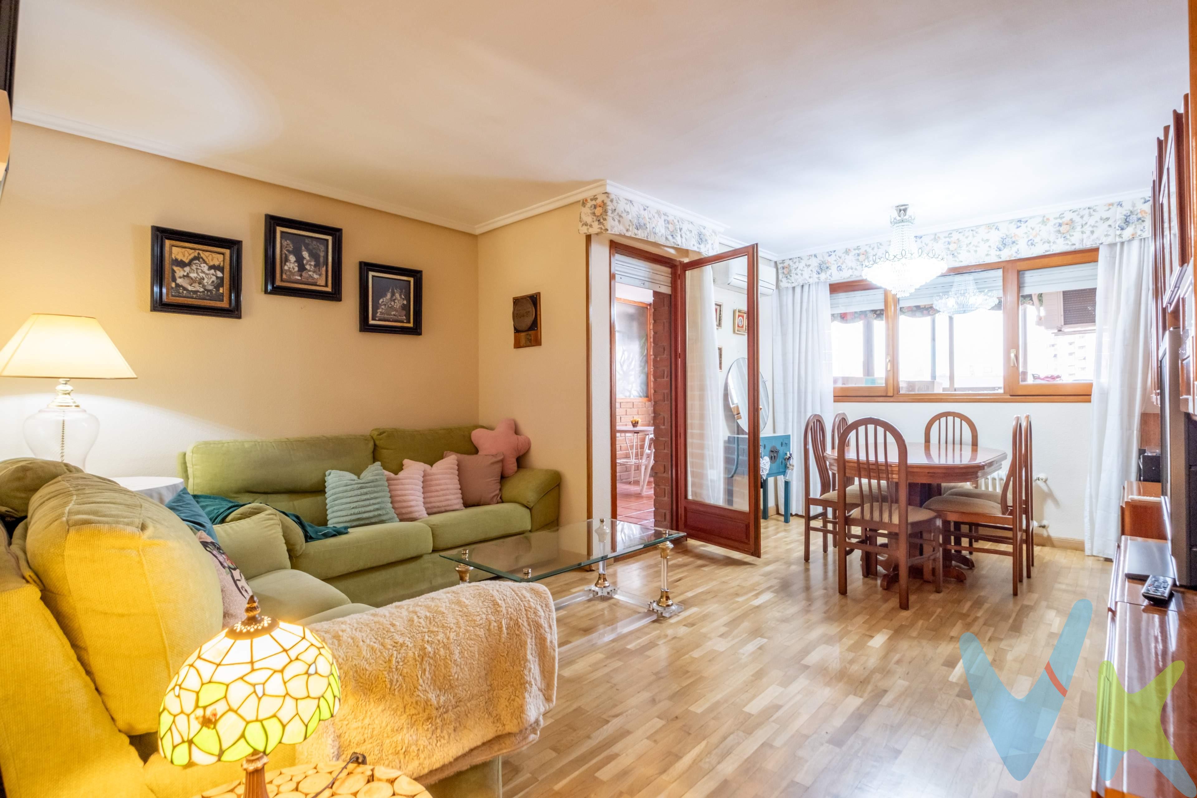Piso en venta en Juan Carlos I - La Bozada, Aragonia (Zaragoza) con terraza y vistas despejadas. En la calle Av. D. Juan Carlos I, en pleno corazón de La Bozada y junto al Centro Comercial Aragonia, se encuentra esta vivienda única en planta alta, pensada para quienes valoran la luz natural, la amplitud y una ubicación estratégica en Zaragoza. - Terraza acristalada en planta alta: Tu espacio estrella todo el año. El verdadero corazón de este inmueble es su gran terraza acristalada. Gracias a su cerramiento integral, se convierte en un salón de invierno o cenador de verano donde disfrutar los 365 días del año. Desde el salón principal, las vistas son infinitas hacia la intersección de calles, garantizando luz natural constante y la máxima privacidad al no tener vecinos en frente. - Distribución versátil para cada etapa de tu vida. 3 dormitorios principales: Espaciosos, tranquilos y muy luminosos. 4º espacio polivalente: La habitación extra que siempre has deseado. Configúrala como despacho de teletrabajo, habitación de huéspedes, cuarto de juegos o vestidor. - Plaza de garaje de excelente acceso y gran trastero: Olvídate de dar vueltas para aparcar y mantén tu hogar siempre organizado. Vivir en La Bozada / Entorno Aragonia (Zaragoza). Ubicado en la zona Universidad - Romareda / Universidad, dispones de todos los servicios a pie de calle: el entorno gastronómico y comercial de Aragonia, cines, Hospital Clínico Lozano Blesa, parques como el Parque Delicias, colegios y excelente conexión mediante líneas de autobús urbano hacia el centro de Zaragoza. Si buscas comprar piso en la zona de Aragonia con terraza amplia, garaje y vistas despejadas, este es tu hogar. Contacta hoy mismo para organizar tu visita. *** Gastos e impuestos no incluidos. A título orientativo, en segundas transmisiones, el comprador abonará: Impuesto sobre Transmisiones Patrimoniales (ITP), tipo general en Aragón al 8% (*). Base de cálculo: mayor valor entre precio de compraventa o valor de referencia catastral. Gastos de Notaría y Registro: Aranceles variables según precio, número de copias y complejidad; cálculo según tarifas normativas. Si se precisa hipoteca: Tasación, condiciones y costes bancarios según entidad elegida por el comprador; así como gastos de gestoría y cualesquiera otros inherentes a la compraventa. No se incluyen otros gastos o tributos que puedan por Ley corresponder al comprador. Operación sujeta a doble mediación. Existen honorarios a cargo del comprador, salvo pacto en contrario, no incluidos en PVP. El consumidor conforme a la normativa vigente podrá solicitar información y documentación adicional relativa al inmueble, sus características, condiciones de la operación y del servicio de mediación en la oficina y/o a través de nuestro teléfono de contacto o mail. La agencia actúa exclusivamente como intermediaria en la compraventa, cuyas condiciones, en todo caso, estarán sujetas a la aceptación expresa del vendedor del inmueble y posterior formalización del contrato. La información suministrada se corresponde con la disponible a la fecha de publicación, pudiendo variar en función de las circunstancias o actualizaciones legales, contractuales y fiscales. Anuncio de carácter meramente informativo. Para una información exhaustiva sobre el funcionamiento, tipos impositivos y bonificaciones del ITP en Aragón, puede consultar el portal oficial de la Agencia Tributaria Autonómica. Tarifas notariales y registrales reguladas en el Anexo I del Real Decreto 1426/1989 y Anexo I del Real Decreto 1427/1989, respectivamente. Anuncio no vinculante, puede contener errores.