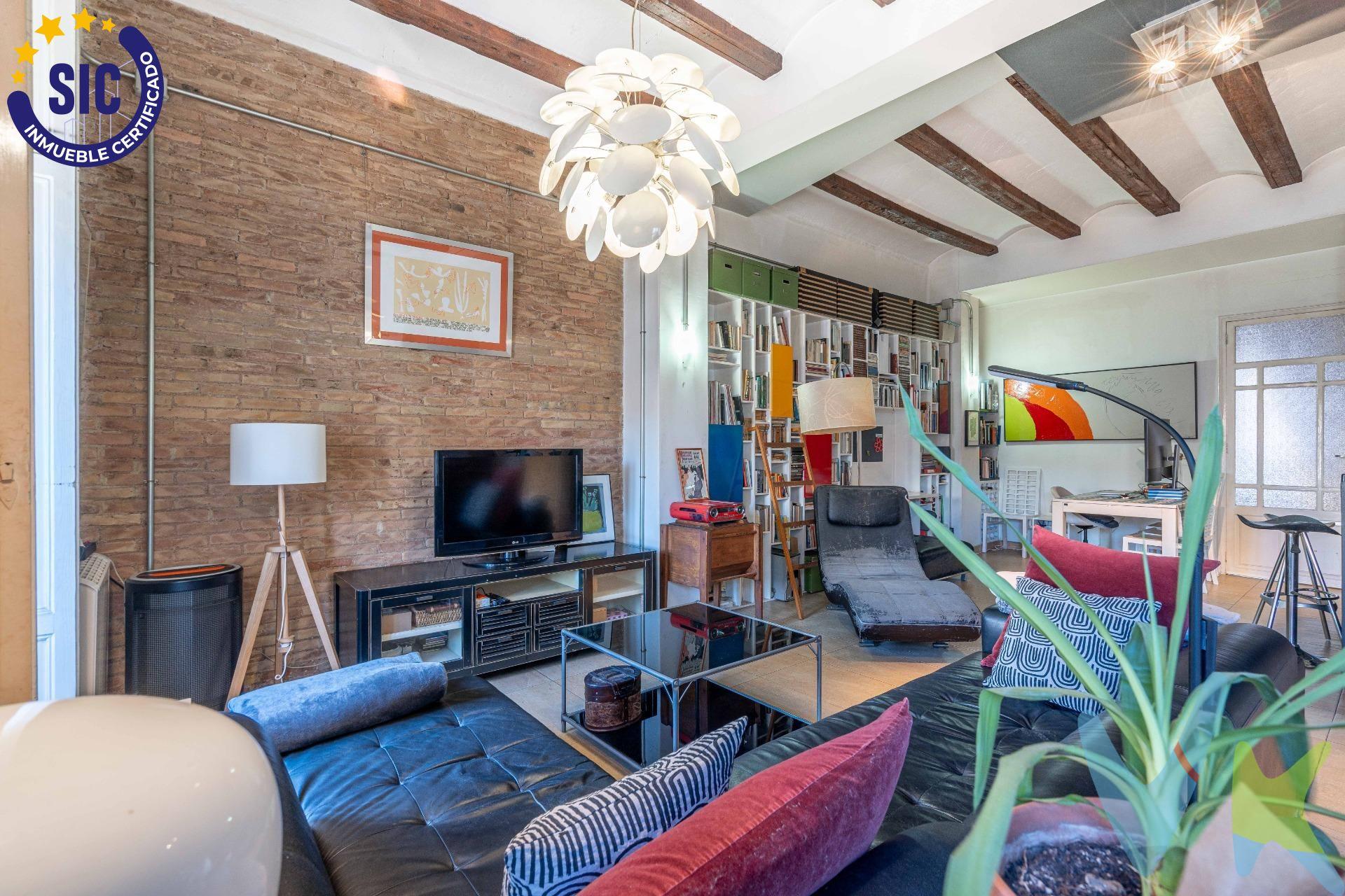 Descubre la comodidad de vivir en una de las zonas más demandadas y céntricas de Valencia. Este magnífico piso se encuentra en la prestigiosa Gran Vía Fernando el Católico, justo enfrente de la parada de Metro de Ángel Guimerá, ofreciendo una conexión perfecta con toda la ciudad. Piso listo para entrar a vivir, ideal para parejas, solteros o como inversión. Cuenta con dos habitaciones muy  luminosas. La principal cuenta con un fabuloso vestidor integrado, un lujo que proporciona orden y exclusividad. Consta de baño completo con bañera y tiene una espectacular cocina americana, integrada de forma elegante en el amplio salón-comedor. Un diseño moderno que potencia la luz y el espacio social. Disfruta del ambiente de la Gran Vía desde tu propio balcón. A un paso de todos los servicios: supermercados, tiendas, restaurantes, zonas verdes y centros de ocio. Está excelentemente comunicado, con el metro en la puerta y varias líneas de autobús cercanas. Una vivienda con gran luminosidad gracias a su orientación y distribución. Se trata de una finca clásica en el centro de Valencia. La vivienda se encuentra en una planta tercera sin ascensor. Una oportunidad ideal para los que valoran el ejercicio diario y buscan una propiedad con una relación calidad-precio excepcional en una ubicación premium. Por mandato expreso del propietario, comercializamos este inmueble en exclusiva, lo que le garantiza el acceso a toda la información, a un servicio de calidad, un trato fácil, sencillo y sin interferencias de terceros. Por este motivo, se ruega no molestar al propietario, a los ocupantes de la propiedad o a los vecinos. Muchas gracias por su . comprensión. . 