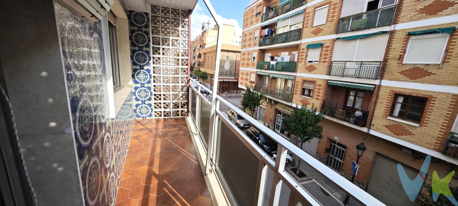 ¡Oportunidad única en Paterna, zona de Alborgí!Se vende amplio piso de 100 m² en una de las mejores zonas de Paterna. La vivienda cuenta con:4 habitaciones, 1 baño, una cocina lista para reformar a tu gusto y un trastero dentro de la misma. Además, dispone de un balcón perfecto para disfrutar del aire libre.El edificio está muy bien conservado y cuenta con ascensor, rampa adaptada, lo que facilita el acceso a todas las plantas. La zona es inmejorable, con todos los servicios a tu alcance: transporte público, centro de salud, supermercados, y una gran variedad de opciones de hostelería.¡No dejes pasar esta oportunidad y ven a visitarlo! La venta de esta propiedad se gestiona mediante contrato de MULTIEXCLUSIVA, donde más de 100 agencias colaboradoras tienen la ventaja de poder ofrecer a sus potenciales compradores de esta vivienda, lo que le garantiza un servicio de calidad, un trato fácil, sencillo y sin interferencias de terceros. Por este motivo, se ruega no molestar al propietario, a los ocupantes de la propiedad, a los vecinos o conserjes del edificio o urbanización si los hubiera. 