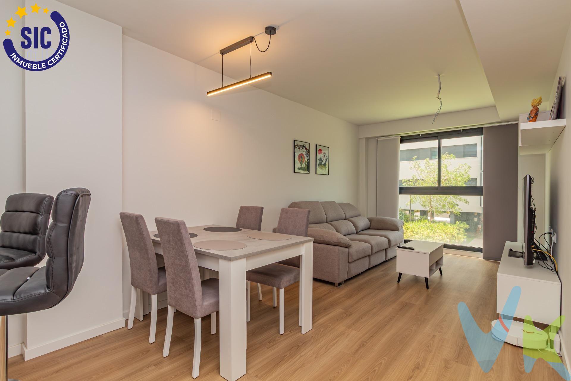 Hay viviendas que consiguen que te sientas en casa desde el primer instante. Esta es una de ellas. Ubicada en una de las zonas de mayor crecimiento y proyección de Castellón, esta vivienda destaca por su diseño funcional, sus excelentes calidades y una urbanización pensada para disfrutar del día a día. Al entrar, recibidor con un armario empotrado da la bienvenida y anticipa la comodidad que ofrece toda la vivienda. El salón-comedor, amplio y muy luminoso, se integra con una cocina totalmente equipada mediante un práctico pasaplatos, creando un espacio abierto, moderno y perfecto tanto para la vida diaria como para compartir momentos especiales con  y amigos. La zona de descanso se compone de dos dormitorios con armarios empotrados y dos baños completos, uno de ellos en suite dentro del dormitorio principal, proporcionando un plus de privacidad y comodidad. Cada detalle ha sido pensado para ofrecer bienestar: suelo laminado, carpintería interior lacada en blanco, ventanas con doble acristalamiento Climalit, climatización por conductos con aire acondicionado y calefacción, y sistema de aerotermia para el agua caliente sanitaria. Además, la vivienda se entrega semi amueblada, lista para entrar a vivir sin necesidad de realizar ninguna inversión adicional. Desde sus estancias podrás disfrutar de unas agradables vistas despejadas que aportan una magnífica sensación de amplitud y luminosidad. Como complemento, la propiedad incluye plaza de garaje y trastero, dos elementos imprescindibles que aportan comodidad y valor añadido. La urbanización privada y vallada ofrece un entorno seguro y agradable, con amplias zonas ajardinadas, piscina comunitaria y espacios infantiles donde disfrutar del tiempo libre sin salir de casa. Y todo ello en una ubicación privilegiada, rodeada de supermercados, centros comerciales, colegios, centros médicos, parques y todos los servicios necesarios para hacer tu vida mucho más cómoda. Si buscas una vivienda moderna, eficiente, completamente equipada y situada en una zona con gran futuro, esta puede ser la oportunidad que estabas esperando. Ven a visitarla y descubre por qué será fácil imaginar tu nueva vida aquí. (*) Cláusula de Transparencia y Desglose de Gastos. En cumplimiento de las obligaciones de información previstas en la Ley 10/2025, de 28 de diciembre, de servicios de atención a la clientela y transparencia, así como en la normativa sectorial vigente, se hace constar que el precio indicado no incluye los gastos e impuestos inherentes a la adquisición, los cuales se desglosan a continuación:. - Impuesto sobre Transmisiones Patrimoniales (ITP): Se aplicará el tipo impositivo vigente en la Comunidad Valenciana, generalmente el 10%, sin perjuicio de tipos reducidos aplicables según las circunstancias personales del comprador o las características del inmueble. El impuesto se devenga sobre el Valor de Referencia Catastral o el precio de venta, aquel que resulte superior. Para una información exhaustiva sobre el funcionamiento, tipos impositivos y bonificaciones del ITP, puede consultar el portal oficial de la Agencia Tributaria autonómica en el siguiente enlace: www.atv.gva.es/es/itpajd. - Gastos de Notaría: Los honorarios notariales se calcularán conforme al arancel oficial regulado en el Anexo I, del Real Decreto 1426/1989, de 17 de noviembre, por el que se aprueba el arancel Notarial. - Gastos de Registro: La inscripción en el Registro de la Propiedad se facturará según el arancel oficial establecido en el Anexo I, del Real Decreto 1427/1989, de 17 de noviembre, por el que se aprueba el arancel de los Registradores de la Propiedad. - Gastos de Gestión: Los honorarios por la tramitación administrativa, liquidación de impuestos e inscripción registral, en el supuesto de ser a cargo de la agencia inmobiliaria, ascienden a 302,50 € (IVA incluido). - Honorarios Agencia del Vendedor: incluidos en el precio 