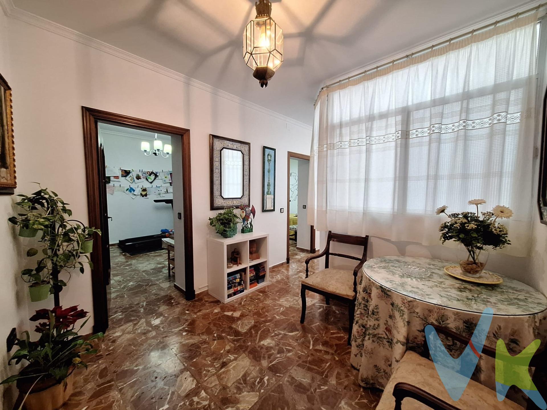 ¡Espacio y Sabor Gaditano en el Corazón de Cádiz!. ¿Buscas una vivienda con personalidad, techos altos y ese encanto auténtico que solo ofrece el centro de Cádiz? Esta es tu oportunidad de vivir (o invertir) en una emblemática calle  del centro. Lo mejor de la propiedad:. Ubicación Premium: Situada en una de las calles más cotizadas de la ciudad, a un paso de la Plaza de las Flores y el Mercado de Abastos. Primera Planta: Acceso cómodo en una finca clásica. Exterior y Luminosa: Cuenta con dos balcones tradicionales a la calle que inundan de luz natural las estancias principales y ofrecen ese ambiente tan especial de la vida gaditana. Distribución:. Con una superficie generosa, la vivienda está pensada para familias o para quienes buscan amplitud:. 5 Dormitorios: Espacios versátiles para habitaciones, despacho o zona de juegos. El Baño Principal: Un rincón de relax único que cuenta con una espectacular bañera redonda, ideal para desconectar tras un día de playa. Aseo adicional: Funcionalidad extra para el día a día. Cocina independiente: Espaciosa y lista para tus mejores recetas de la tierra. Detalles de interés:. Ideal para: Familias grandes, amantes de la arquitectura clásica o como proyecto de inversión en una de las zonas más demandadas de la capital. ¿Vienes a verla?. No pierdas la oportunidad de visitar este trocito de historia en Cádiz. ¡Contacta ahora para concertar una visita!. . *Toda la información contenida en este anuncio se ofrece a título orientativo y no contractual*. Por mandato expreso del propietario, comercializamos este inmueble en exclusiva, lo que le garantiza el acceso a toda la información, a un servicio de calidad, un trato fácil, sencillo y sin interferencias de terceros. Por este motivo, se ruega no molestar al propietario, a los ocupantes de la propiedad o a los vecinos. Muchas gracias por su comprensión. En cumplimiento del Decreto de la Junta de Andalucía 218/2005 de 11 de octubre y de la ley 10/2025, de 26 de Diciembre, se informa al cliente que los gastos notariales, registrales, ITP, honorarios de intermediación y/o financieros y otros gastos inherentes a la compraventa no están incluidos en el precio. El consumidor tiene, conforme a la normativa vigente, a su disposición información y documentación adicional relativa al inmueble y condiciones de la compraventa, que podrá ser consultada en las sedes físicas de la Agencia y le serán debidamente informados en nuestras oficinas. Estaremos encantados de asesorarle y calcular con usted los gastos inherentes a la compraventa teniendo en cuenta sus circunstancias personales.