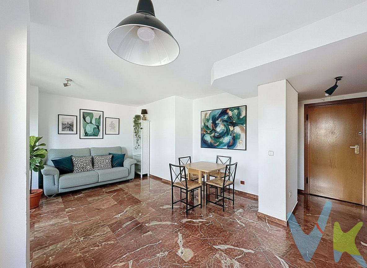 Se vende luminoso dúplex de 100 m² construidos, ubicado en Avenida Amado Granell Mesado nº 65. La vivienda se distribuye en tres habitaciones, una doble con baño en suite y dos habitaciones individuales, todas ellas equipadas con radiadores y ventiladores. Dispone de dos aseos, cocina totalmente equipada y un pequeño balcón con vistas a la calle. Su orientación norte-este garantiza una excelente entrada de luz natural durante todo el día. Incluye plaza de garaje en el mismo edificio. Vivienda ideal tanto como residencia habitual como inversión. VENTA:. PVP 415.000€.  Gastos e impuestos no incluidos en el precio. La compra conlleva impuestos y gastos de formalización para el comprador. A título orientativo se informa que en segundas transmisiones el  ITP  con carácter general en  Valencia  es del  10%, pudiendo existir otros tipos impositivos atendiendo a  las circunstancias  personales del comprador u otras circunstancias previstas legalmente. Base imponible del impuesto el mayor valor entre el precio de compraventa, la tasación o el valor de referencia catastral. En cuanto a los gastos de  notaría y registro, en su caso,  suelen oscilar aprox; entre 1,5% y 2,5% (aranceles variables según precio, n.º de copias y complejidad). El comprador elige notario. Si el comprador precisase de  hipoteca: tasación, condiciones y costes bancarios serán según entidad elegida por el comprador, así como los gastos de gestoría, y cualesquiera otros gastos inherentes a la formalización de la compraventa que legalmente correspondan a la parte compradora, salvo pacto expreso en contrario con el vendedor. El consumidor tiene,  conforme a la normativa vigente, a su disposición información y documentación adicional relativa al inmueble y condiciones de la compraventa, que podrá ser consultada en C/Joaquín Costa 4, bajo 46005 Valencia o urbe2@remax.es. Honorarios de mediación inmobiliaria a cargo del  COMPRADOR: (3% del precio final de venta más IVA (21%), salvo otro pacto.); y  de VENDEDOR (según acuerdo con el mismo). . Se informa al consumidor que la agencia actúa como intermediaria inmobiliaria en la operación, estando cualquier eventual compraventa y sus condiciones sujeta a la aceptación expresa del propietario-vendedor y a la posterior formalización del correspondiente contrato.