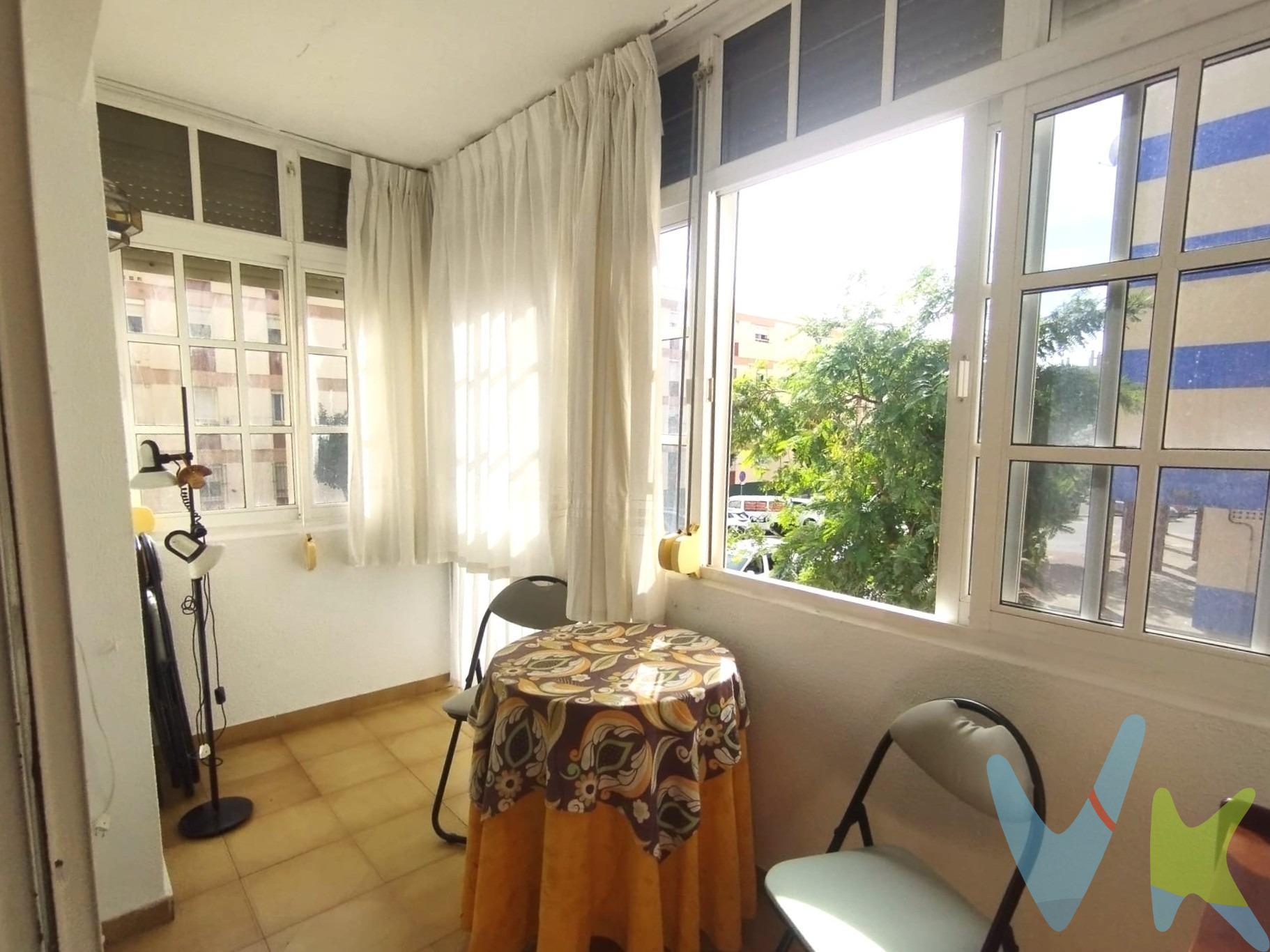 Se vende piso amplio y luminoso a la entrada de San Fernando, ubicado en una primera planta con ascensor. Una vivienda cómoda, bien distribuida y con gran potencial. ✨ Características principales:. - 3 dormitorios espaciosos. - Gran salón comedor con terraza cerrada. - Baño con placa de ducha. - Cocina amueblada con lavadero. - Patio de uso privativo. Vivienda en buen estado, bien conservada. 📍 Ubicación práctica y bien comunicada:. Entorno con todos los servicios a mano: supermercados, comercios, paradas de tranvía, parques y colegios. Además, cuenta con excelentes accesos hacia la playa de Camposoto, Cádiz y la autovía. Una opción ideal para quienes buscan espacio, comodidad y una buena conexión con los puntos clave de la ciudad. ¡Contáctanos para más información o para concertar una visita!. Disponemos del Documento Informativo Abreviado de la propiedad (D.I.A), según Decreto 218/2005, de 11 de octubre. La Agencia Inmobiliaria también dispone de  Seguro de Caución, para la garantía y protección de las cantidades económicas  entregadas como señal para la reserva de una vivienda. Así mismo, informamos que los gastos Notariales, Registrales, ITP, Honorarios de la Agencia y otros gastos inherentes a la compraventa no está incluidos en el precio. Por mandato expreso del propietario, comercializamos este inmueble en exclusiva compartida, lo que le garantiza el acceso a toda la información, a un servicio de calidad, un trato fácil, sencillo y sin interferencias de terceros. Por este motivo, se ruega no molestar al propietario, a los ocupantes de la propiedad o a los vecinos. . Muchas gracias por su comprensión. . 