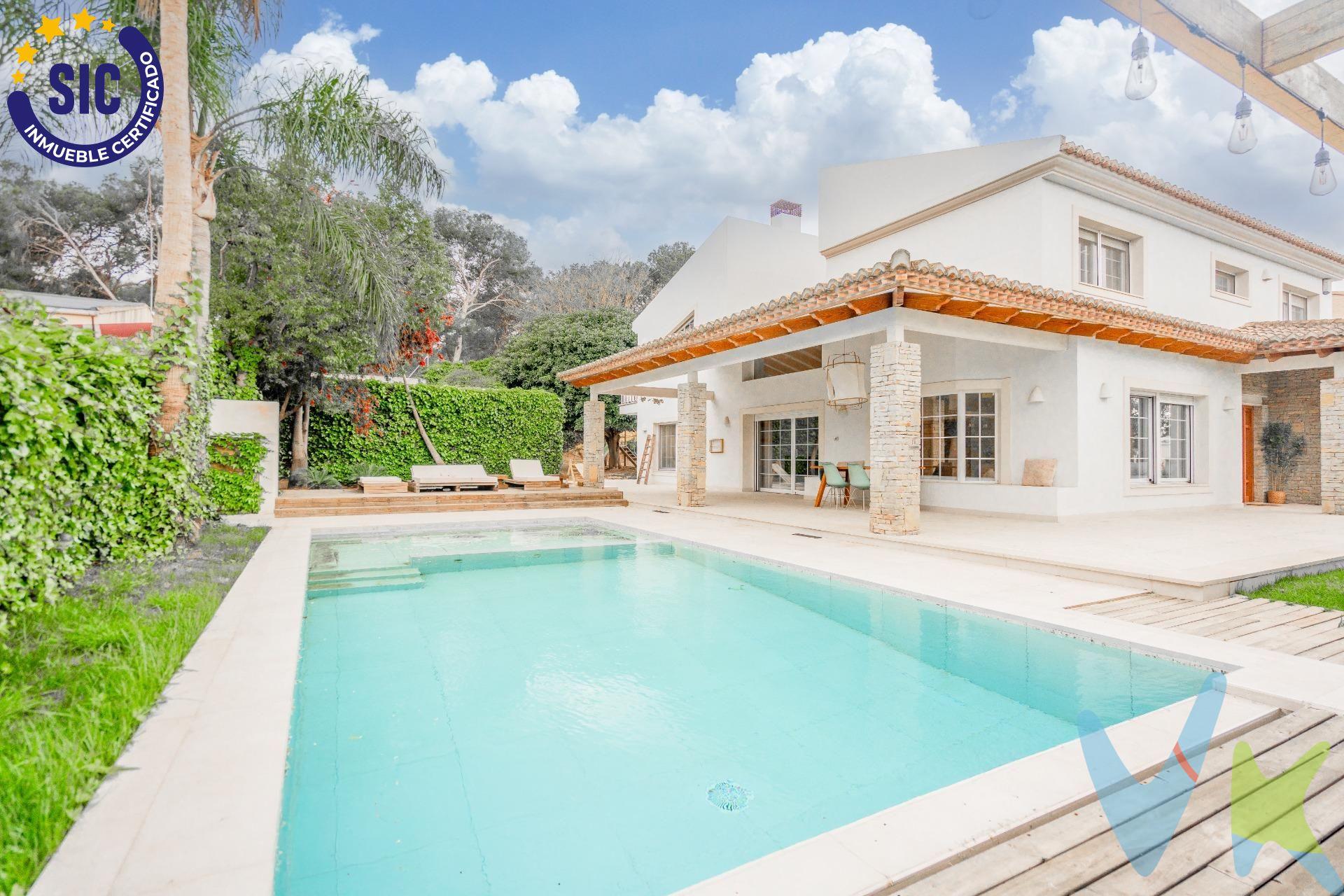 Descubre esta vivienda única a la venta, de estilo mediterráneo y natural, fruto de un proyecto de reforma interior integral de altas calidades, cuidadosamente diseñado para ofrecer confort, estilo y eficiencia en cada rincón. Situada en una zona privilegiada de La Cañada, a un paso del parque, el centro de salud y todos los servicios, en un entorno residencial tranquilo. Esta casa es el escenario perfecto para comenzar una etapa llena de luz, calidez y armonía.   Distribución:. En la planta principal encontrarás un amplio y luminoso salón-comedor con techos altos, con acceso a la cocina a través de una vidriera de cristal tipo libro con estructura de madera y una chimenea, que aporta diseño y calidez. También dispone de una suite, un cuarto de juegos para niños y dos terrazas cubiertas con zona de barbacoa, perfectas para el ocio y las reuniones al aire libre. En la planta superior, se encuentra la joya de la vivienda: una elegante biblioteca con estantería a medida y una chimenea de mármol Carrara integrada, además de una suite principal  con vestidor y dos habitaciones adicionales, cada una con su baño incorporado. La planta baja incluye un garaje con capacidad para dos vehículos, un cuarto de calderas y una zona polivalente que puede destinarse a cine, gimnasio o sala de juegos.   Exterior:. La parcela ha sido diseñada para disfrutar todo el año:. Una piscina privada rodeada de detalles cuidados con mimo. Un jardín pensado para los más pequeños, ideal para juegos al aire libre, un tobogán y huerto. . Zonas perfectas para veladas familiares y encuentros con amigos. Una casa que aúna diseño, funcionalidad y alma. Ideal para quienes buscan algo especial en La Cañada. ¿Quieres ser el primero en visitar un hogar tan ideal?. ----------------.  Por mandato expreso del propietario, comercializamos este inmueble en exclusiva, lo que le garantiza el acceso a toda la información, a un servicio de calidad, un trato fácil, sencillo y sin interferencias de terceros. Por este motivo, se ruega no molestar al propietario, a los ocupantes de la propiedad o a los vecinos. Muchas gracias por su comprensión.