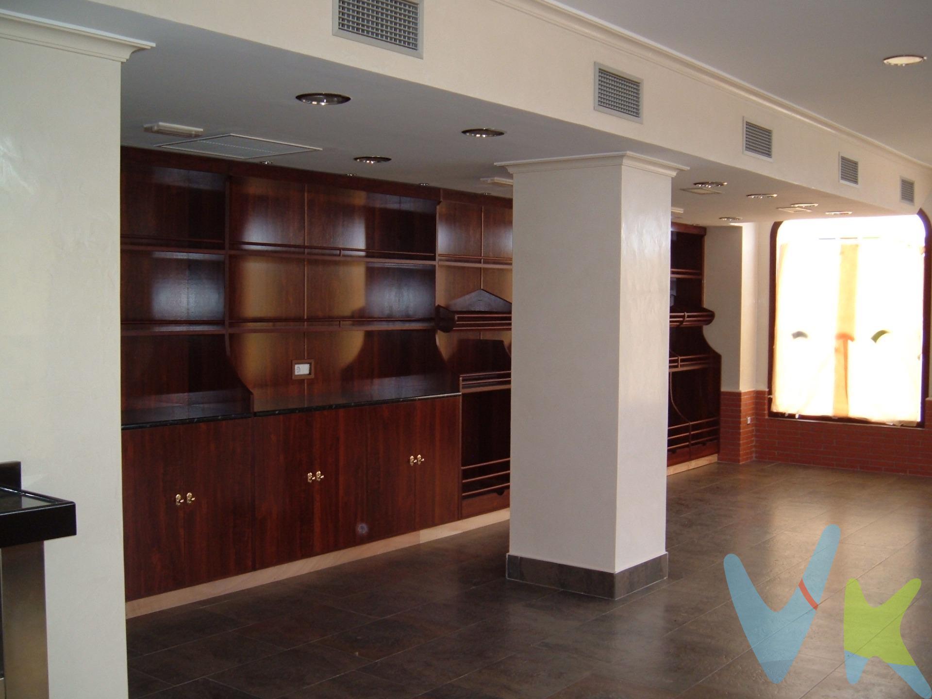 ¡Fantástico local comercial en la codiciada zona de Ronda del Estero, San Fernando! 🌟 Con una ubicación privilegiada a solo 2000 m. de la playa 🏖️, este espacio nuevo cuenta con amplias dimensiones y un diseño moderno que se adapta perfectamente a tus necesidades empresariales. Dispone de tres baños 🚻 y una cocina totalmente equipada 🍽️ ideal para cualquier tipo de negocio gastronómico; además, incluye mobiliario nuevo listo para usar. El suelo cerámico añade elegancia y facilidad de mantenimiento al entorno luminoso 💡 que ofrece gracias a sus techos altos. Este local también destaca por contar con dos patios interiores perfectos para disfrutar del aire libre ☀️ o realizar actividades adicionales. Además, goza de licencia válida para apertura 🔑 e increíbles vistas hacia Chiclana desde su frente principal 😍. Ubicado cerca autobuses 🚌, colegios 🎓 y supermercados 🛒 facilita el acceso tanto clientes como empleados. Los gastos comunitarios son muy económicos: ¡solo 40 € mensuales! . No pierdas esta oportunidad única valorando opción compra disponible 🤝 por tan solo 600.000 €. Este es tu momento perfecto para emprender el negocio soñado ✨. . Comercializamos este inmueble en exclusiva, lo que le garantiza el acceso a toda la información y un servicio de calidad único y personalizado. En cumplimiento del Decreto de la Junta de Andalucía 218/2005 del 11 de Octubre, se informa al cliente que los gastos notariales, registrales, ITP y otros gastos inherentes a la compraventa no están incluidos en el precio. 