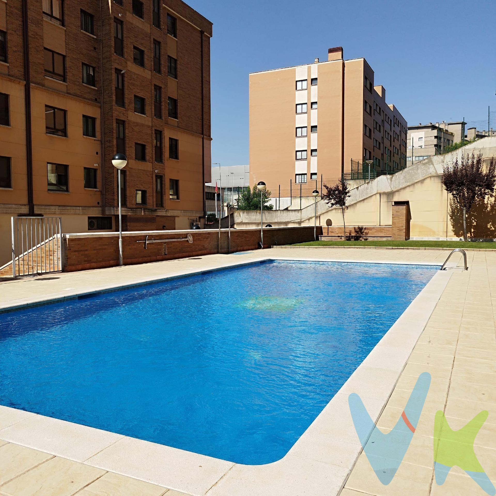 En la calle Enrique Cubero, en pleno Parquesol, te espera esta luminosa vivienda de 2 habitaciones y 2 baños, diseñada para aprovechar cada metro cuadrado. Aquí no hay largos pasillos que resten espacio: la distribución es inteligente, cómoda y pensada para disfrutar del día a día. Cada mañana, la luz entra por un lado de la casa y, al caer la tarde, las impresionantes vistas despejadas hacia la zona sur de la ciudad regalan un paisaje que cambia con cada estación. Su orientación norte-sur proporciona una ventilación natural y una agradable sensación de amplitud durante todo el año. Los amplios armarios empotrados ofrecen todo el espacio que necesitas para mantener el orden sin renunciar al diseño. La cocina, completamente amueblada y equipada, está lista para que empieces a crear nuevos recuerdos desde el primer día. Y cuando salgas de casa, lo tendrás todo a pocos minutos: centro de salud, centro cívico, biblioteca, comisaría, gimnasio y un entorno rodeado de zonas verdes que. invita a pasear, hacer deporte o simplemente desconectar. La vivienda, situada en una cuarta planta, incluye plaza de garaje y trastero, y forma parte de una urbanización con piscina y zona de juegos infantiles, perfecta para disfrutar del tiempo libre sin salir de casa. No dejes pasar la oportunidad de conocer una vivienda como esta. Por su ubicación, su distribución, sus vistas y sus prestaciones, no es habitual encontrar opciones así en el mercado, al precio de 200.000€ . Operación sujeta a doble mediación. Honorarios a cargo del comprador del 4% del valor final de la compraventa, más IVA (21%), salvo pacto en contrario, no incluidos en PVP. La agencia actúa exclusivamente como intermediaria. El PVP indicado no incluye impuestos ni gastos de Escritura. Las superficies expresadas en esa página tienen carácter descriptivo y son aproximadas. Los precios pueden ser susceptibles de modificación sin previo aviso. 