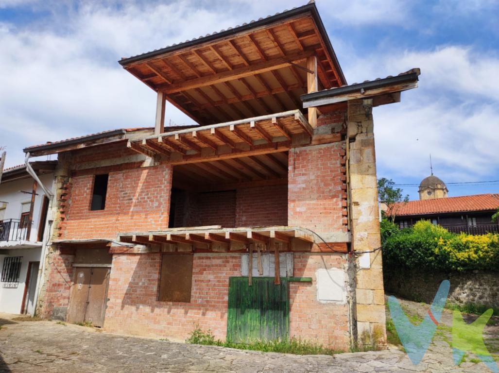 FANTÁSTICA OPORTUNIDAD para hacer la casa de tus sueños.Casa de 300m2 dividida en tres alturas, en la planta baja tiene un amplio recibidor que comunica con un salón con posibilidad de hacer una cocina independiente o una cocina americana. A la vez se puede dejar hecho un cuarto de baño completo.En la primera planta tenemos una zona de distribución , habitación en suite con un cuarto de baño y vestidor, y una segunda habitación con cuarto de baño.El bajo cubierta diáfano se puede distribuir en una habitación con cuarto de baño.El tejado está nuevo, con tres velux.¡¡LLÁMANOS Y VERÁS SUS POSIBILIDADES!!Los precios mostrados no incluyen impuestos, gastos de compraventa ni financiación.