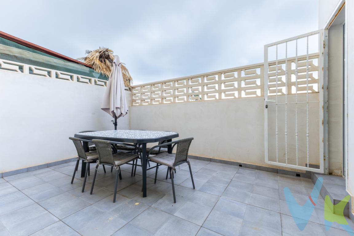 ¡Oportunidad única en primera línea de playa en Puerto de Sagunto!Se vende en exclusiva planta baja reformada y amueblada, situada en una ubicación inmejorable, frente al mar. Esta vivienda cuenta con dos amplios dormitorios, un baño completo, cocina moderna y un luminoso salón con acceso directo a una gran terraza privada, ideal para disfrutar del sol, hacer reuniones o simplemente relajarse con vistas al Mediterráneo.La propiedad ha sido reformada recientemente, por lo que está lista para entrar a vivir sin necesidad de hacer ningún arreglo. Perfecta como vivienda habitual, segunda residencia o inversión para alquiler vacacional.✔️ Dos dormitorios✔️ Reformada y equipada✔️ Gran terraza privada ✔️ A un paso de la playa ✔️ Zona tranquila con todos los servicios cercanos¡No dejes pasar esta oportunidad de vivir junto al mar! Contáctanos para más información o para concertar una visita.Actualmente, la propiedad se encuentra afectada por el linde marítimo-terrestre, lo que impide su inscripción registral y, por tanto, su compra debe realizarse al contado, sin posibilidad de financiación hipotecaria. No obstante, todo apunta a que esta situación será subsanada próximamente, ya que Costas España está trabajando en dicha limitación, lo que abriría nuevas posibilidades legales y de valorización para el inmueble.Una oportunidad real para quienes saben valorar una ubicación excepcional y están atentos a propiedades con gran potencial.*Por mandato expreso del propietario, comercializamos este inmueble en exclusiva, lo que le garantiza el acceso a toda la información,   a un servicio de calidad con el sello de Inmueble certificado que asegura tranquilidad a los compradores.    *El precio indicado no incluye gastos ni otros conceptos. Al precio habrá que añadirle los gastos propios de la transmisión inmobiliaria,   como: honorarios notariales, impuesto al que se encuentre sujeta la transmisión (Impuesto sobre el Valor Añadido o Impuesto sobre Transmisiones Patrimoniales y Actos Jurídicos Documentados, según el caso),   gastos de inscripción en el Registro de la Propiedad y honorarios de intermediación de la agencia inmobiliaria.     