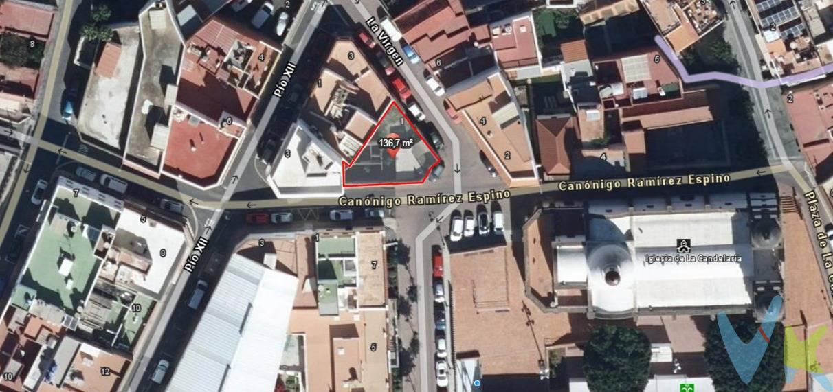 ¡BAJADA DE PRECIO! Se vende magnífico solar urbano de 130 m² en una ubicación privilegiada, en pleno corazón del centro histórico de Ingenio, junto a la Iglesia y la Plaza de la Candelaria. Perfecto para construir la casa de tus sueños o como inversión con gran potencial. Detalles del solar:. - Superficie: 130 m². - Ubicación: hace esquina y cuenta con 14 metros de fachada en la Avenida de la Virgen, 15 metros en la calle Pío XII y 5 metros en la propia esquina. - Uso: residencial. - Alturas permitidas: 2 alturas según normativa del Ayuntamiento. - Ocupación: 100%. Situado en una zona tranquila y estratégica, a pocos metros de los principales puntos de interés del municipio: la Iglesia, la Plaza de la Candelaria y el Ayuntamiento. La zona cuenta con todos los servicios necesarios, como centros educativos, transporte público, instalaciones deportivas, biblioteca, bancos, centro de salud, farmacias, parques, áreas de ocio, y mucho más. ¿Por qué este solar? Porque es ideal para quienes desean vivir en un entorno histórico y con encanto o para inversores que buscan una parcela con alta rentabilidad y proyección. ¡No dejes escapar esta oportunidad única en el mejor lugar del municipio!. Información adicional: el precio de venta no incluye gastos de notaría, registro e impuestos asociados. Los datos proporcionados son orientativos y pueden estar sujetos a errores u omisiones involuntarias. . . 