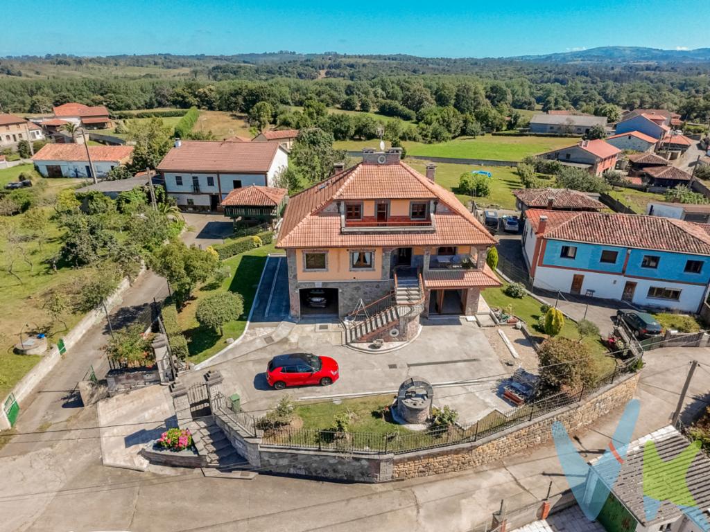 Chalet en Bobes (Siero)  Estilo Clásico con Encanto ModernoSe vende espectacular chalet de tres plantas en la tranquila y bien comunicada zona de Bobes, en Siero. Esta vivienda única destaca por su sólida construcción en piedra, sus calidades y su cuidada combinación de estilo clásico y comodidades modernas, ideal para familias o como inversión.Características principales:Distribución:Este chalet ofrece una excelente oportunidad para quienes buscan un hogar con personalidad, en un entorno natural y tranquilo, pero a la vez bien conectado con los principales núcleos urbanos del centro de Asturias, además se vende amueblado al 90%Planta bajo cubierta: acogedora y funcional, con un dormitorio, baño completo, salita de estar un amplio trastero aprovechando las zonas abuhardilladas y acceso a una amplia terrazaPrimera planta: dispone de un salón independiente, cocina equipada, tres dormitorios y un cuarto de baño completo y aseo con duchaPlanta baja: recientemente remodelada con un estilo moderno, cuenta con acceso directo desde el jardín, lo que permite utilizarla como un apartamento independiente. Perfecta como zona de invitados, despacho profesional o vivienda para alquiler. Esta planta se distribuye en un gran salón con cocina americana, un dormitorio y un cuarto de baño, con acceso directo al garaje y otro cuarto de almacenamiento. Garaje cubierto amplio, ideal para varios vehículos o como espacio de almacenamiento adicional.Parcela ajardinada de 700 m², completamente cuidada y con árboles frutales, perfecta para disfrutar de la naturaleza con espacio suficiente para poner una piscinaConstrucción robusta en piedra, carpintería interior de castaño , doble cámara de aislamiento térmico  tanto en cubierta como en paredes, la calidad de los materiales se aprecia por todos los rincones de la casa , con un diseño clásico que aporta carácter y distinción. Si lo que buscas es vivir en la naturaleza a 15 minutos de Oviedo en una casa independiente de que te garantice una buena inversión, contacta con nosotros y ven a conocerla! 