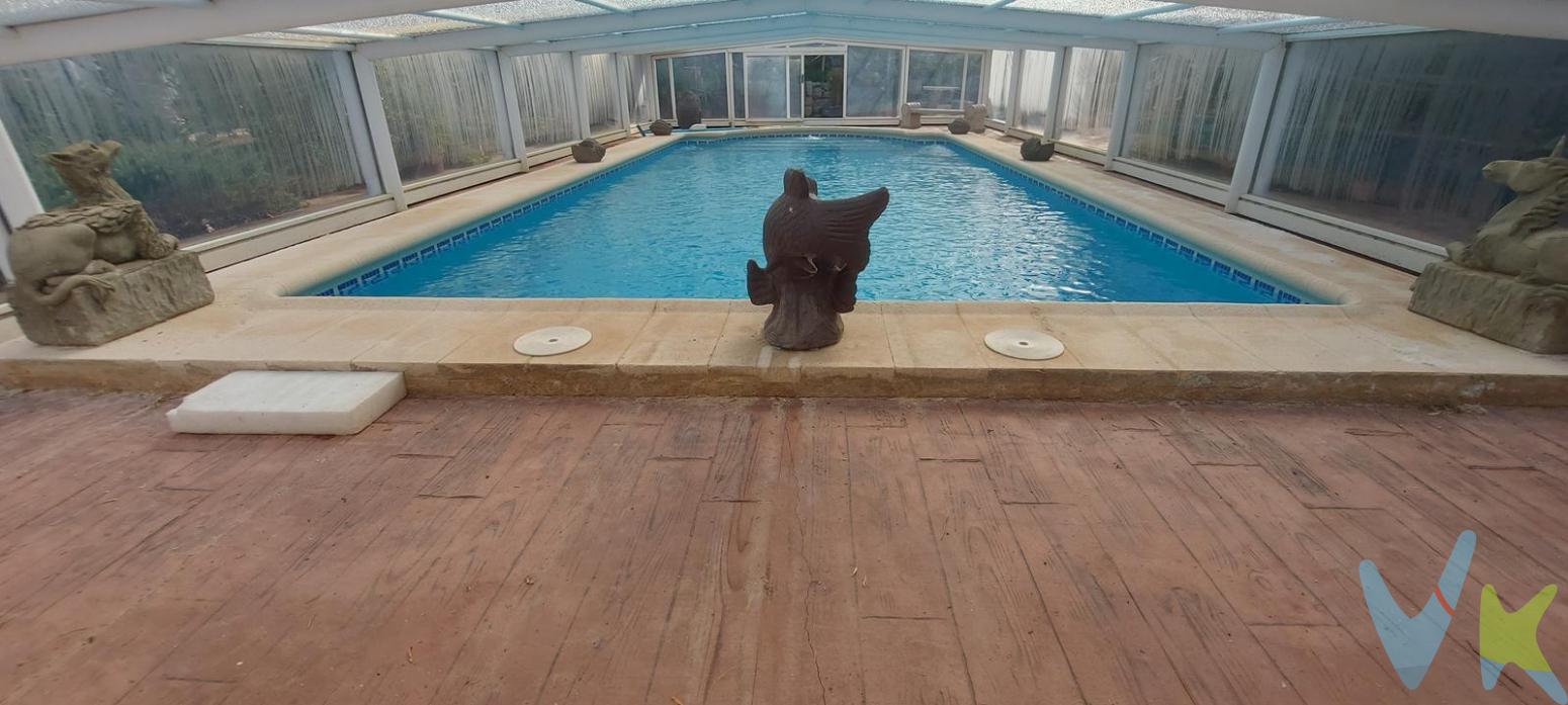 En pleno corazón de la naturaleza mediterránea, rodeado de pinares y suaves colinas, se encuentra esta magnífica propiedad situada en la prestigiosa Urbanización Las Pedrizas de Chiva, una de las zonas residenciales más tranquilas y agradables del entorno de Valencia. A tan solo 25 minutos de la ciudad y con un acceso cómodo por la A-3, esta urbanización ofrece un entorno de paz y privacidad sin renunciar a los servicios esenciales, con colegios, supermercados y el reconocido Club de Golf ?EUR?El Bosque?EUR? a pocos minutos. Es el lugar perfecto para quienes desean vivir en contacto con la naturaleza, despertando cada mañana con el canto de los pájaros y respirando aire puro, sin alejarse de la vida urbana.El chalet, construido hace menos de veinte años con materiales de primera calidad, se asienta sobre una parcela de 630 metros cuadrados y ofrece 290 metros cuadrados construidos distribuidos en dos plantas. Desde el primer momento, la vivienda transmite una sensación de solidez, calidez y equilibrio. En la planta principal, de 133 metros cuadrados, un amplio salón comedor con grandes ventanales inunda de luz natural toda la estancia y se abre al exterior, invitando a disfrutar del jardín. Junto a él, una acogedora sala de estar ?EUR?también con espacio para comedor?EUR? ofrece un rincón perfecto para las tardes familiares o para relajarse con vistas al entorno. La cocina independiente, amplia y práctica, está completamente equipada y mantiene una conexión funcional con las zonas de día. En esta misma planta se encuentran tres dormitorios luminosos, todos ellos con una excelente ventilación y vistas despejadas, además de dos baños completos cuidadosamente diseñados, con acabados de gran calidad. Una escalera interior conduce a la planta inferior, un espacio con carácter propio que amplía las posibilidades de la vivienda.En la planta baja, de 117 metros cuadrados, se ha concebido un gran comedor-salón social, ideal para reuniones familiares, celebraciones o comidas con amigos. En esta planta hay también un aseo de cortesía, una habitación adicional y una sorprendente sala polivalente de 40 metros cuadrados que puede transformarse en sala de juegos, gimnasio, cine en casa o estudio. Cada rincón de esta planta ha sido diseñado para ofrecer funcionalidad y confort, manteniendo la misma calidad constructiva que el resto de la vivienda. En el exterior, junto a la entrada de esta planta, se encuentra una zona de aparcamiento techada con capacidad para dos varios vehículos, con acceso directo y cómodo desde la puerta automática con mando a distancia.Los espacios exteriores son un auténtico refugio mediterráneo. La piscina cubierta de agua salada permite disfrutar del baño durante buena parte del año y añade un toque de exclusividad al conjunto. En el jardín, la vegetación consolidada y el cuidado paisajismo crean una atmósfera serena y fresca durante los meses cálidos. Un paellero completo y zona de barbacoa convierten este entorno en el lugar ideal para disfrutar del buen tiempo con familia y amigos. La propiedad dispone de dos trasteros, uno de ellos de 20 metros cuadrados, que ofrecen espacio más que suficiente para almacenamiento o incluso para crear un pequeño taller o zona de bricolaje. Todo el perímetro está perfectamente delimitado, con accesos cómodos, iluminación exterior y detalles pensados para vivir con total comodidad.En cuanto a equipamiento y calidades, la vivienda cuenta con calefacción por radiadores en todas las estancias, alimentada por caldera de gasoil, además de aire acondicionado en varios puntos de la casa. Los suministros de luz y agua son de red municipal, y el sistema de saneamiento mediante fosa séptica garantiza autonomía y eficiencia. La conservación general del inmueble es excelente; tanto las instalaciones como la estructura se mantienen en perfecto estado, lo que permite entrar a vivir sin necesidad de reforma. Todo transmite la sensación de una casa sólida, bien cuidada y lista para ser disfrutada desde el primer día.La Urbanización Las Pedrizas ofrece además un entorno muy agradable, con calles amplias, arboladas y poco transitadas, donde predominan las viviendas unifamiliares bien mantenidas y un vecindario estable que reside todo el año. La zona cuenta con parques, áreas deportivas y senderos naturales para pasear o practicar deporte al aire libre. Desde una de las ventanas de la vivienda, en los días claros, es posible divisar el mar y la línea de costa valenciana, un privilegio que añade un toque de magia al paisaje.En definitiva, esta propiedad representa el equilibrio perfecto entre confort, calidad de vida y entorno natural. Es ideal tanto como residencia habitual para familias que buscan tranquilidad sin renunciar a la cercanía de Valencia, como para quienes desean una segunda vivienda donde desconectar y disfrutar del sol, el aire puro y la privacidad. Cada detalle ha sido pensado para ofrecer una experiencia de vida plena, elegante y cómoda, en uno de los enclaves más agradables del interior valenciano.Un hogar donde la serenidad se convierte en lujo y cada amanecer invita a quedarse para siempre. 
