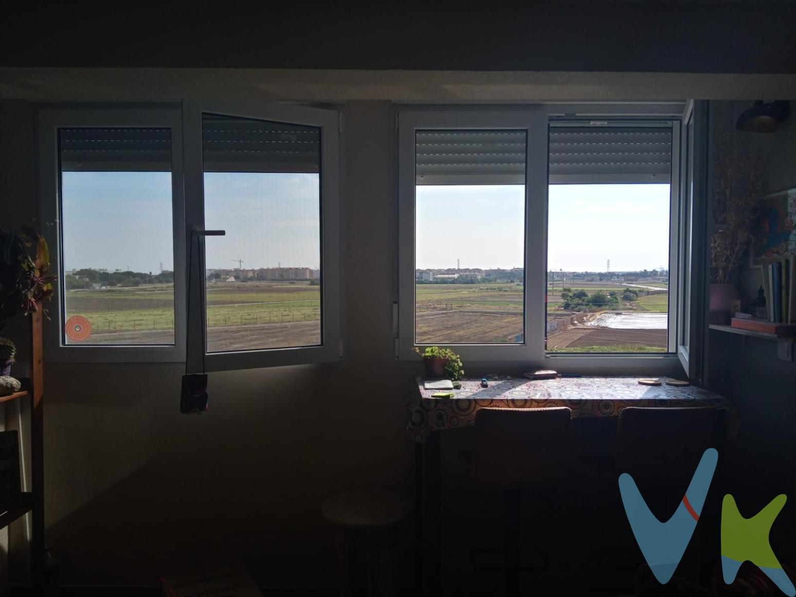 Se vende vivienda en Valencia, actualmente alquilada, ideal para quienes buscan una inversión con rentabilidad desde el primer momento.El piso cuenta con 3 habitaciones, 1 baño, salón-comedor y cocina, con una distribución práctica y cómoda para el día a día. La vivienda ha sido reformada, por lo que se encuentra en buen estado de conservación.Uno de sus puntos más destacados es su orientación este, que aporta buena luz natural durante gran parte del día, además de unas agradables vistas despejadas a la huerta valenciana, ofreciendo sensación de amplitud y tranquilidad.La vivienda se encuentra actualmente arrendada, motivo por el cual el precio resulta especialmente interesante para inversores que buscan una propiedad ya en funcionamiento y con posibilidades de rentabilidad.Una oportunidad para invertir en Valencia en una vivienda reformada, bien distribuida y con un entorno abierto y agradable.Se muestra a título informativo y no contractual. El precio no incluye lo siguiente: Honorarios de la agencia inmobiliaria, impuestos (IVA, ITP) y otros gastos de la Compraventa (notaria, gestoría y registro).? Contacta con nosotros para más información sobre la rentabilidad y condiciones de la vivienda.