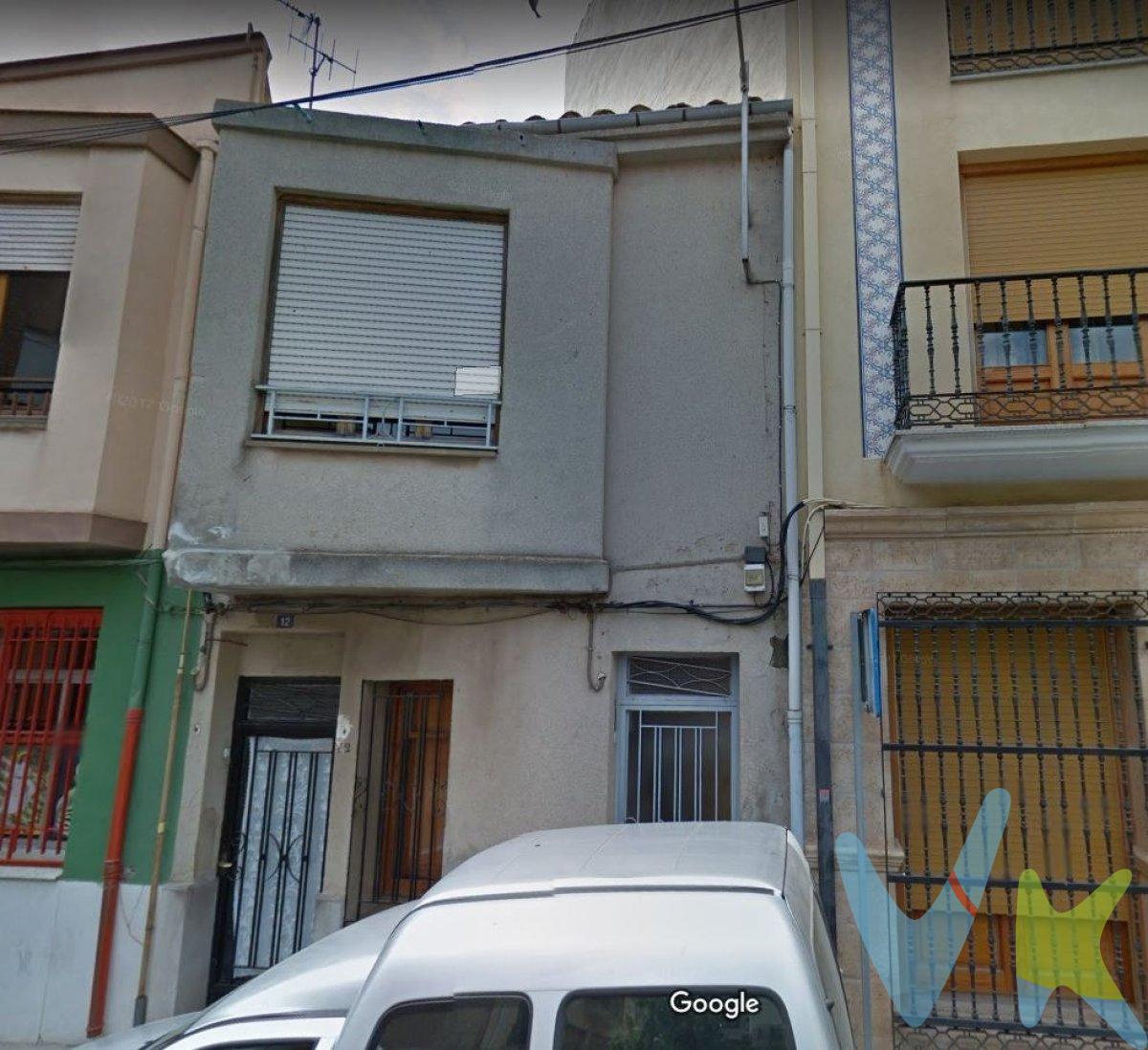 Oportunidad de inversión en el centro de Borriol – Ideal para reforma integral o nueva construcción. En venta propiedad situada en calle Colón nº12, en pleno centro de Borriol, con gran potencial para inversores, promotores o particulares que buscan desarrollar un proyecto desde cero en una ubicación consolidada. El inmueble cuenta actualmente con dos viviendas independientes, lo que permite diferentes opciones:. * Reforma integral y alquiler de dos unidades. * Reforma para vivienda unifamiliar amplia. * Proyecto de derribo y construcción de obra nueva. Distribución actual:. Sótano con acceso desde la casa en planta baja. Planta de calle:. 3 dormitorios. Salón comedor. Cocina. Baño. Pequeña terraza. Primer piso:. 2 dormitorios. Salón comedor. Cocina. Baño. Terraza. La propiedad se encuentra en estado de reforma integral, incluyendo la cubierta, lo que la convierte en una excelente base para un proyecto completamente personalizado. Su ubicación céntrica garantiza alta demanda, tanto para reventa como para alquiler. Ideal para quienes buscan crear valor desde el primer momento. Gastos e impuestos no incluidos en el precio. A título orientativo, en segundas transmisiones, el comprador abonará el Impuesto sobre Transmisiones Patrimoniales (ITP), Gastos de Notaría y Registro. Si se precisa hipoteca: tasación, condiciones y costes bancarios según entidad elegida por el comprador. Honorarios de intermediación inmobiliaria no incluidos en el precio de venta. El consumidor tiene derecho a disponer de información y documentación adicional relativa al inmueble y condiciones de la compraventa. La agencia actúa exclusivamente como intermediaria en la operación. Cualquier compraventa y sus condiciones quedan sujetas en todo caso a la aceptación expresa del vendedor del inmueble y a la posterior formalización del correspondiente contrato. El presente anuncio tiene carácter meramente informativo; la información suministrada se corresponde con la disponible a la fecha de publicación, pudiendo variar en función de las circunstancias o actualizaciones legales, contractuales y fiscales.