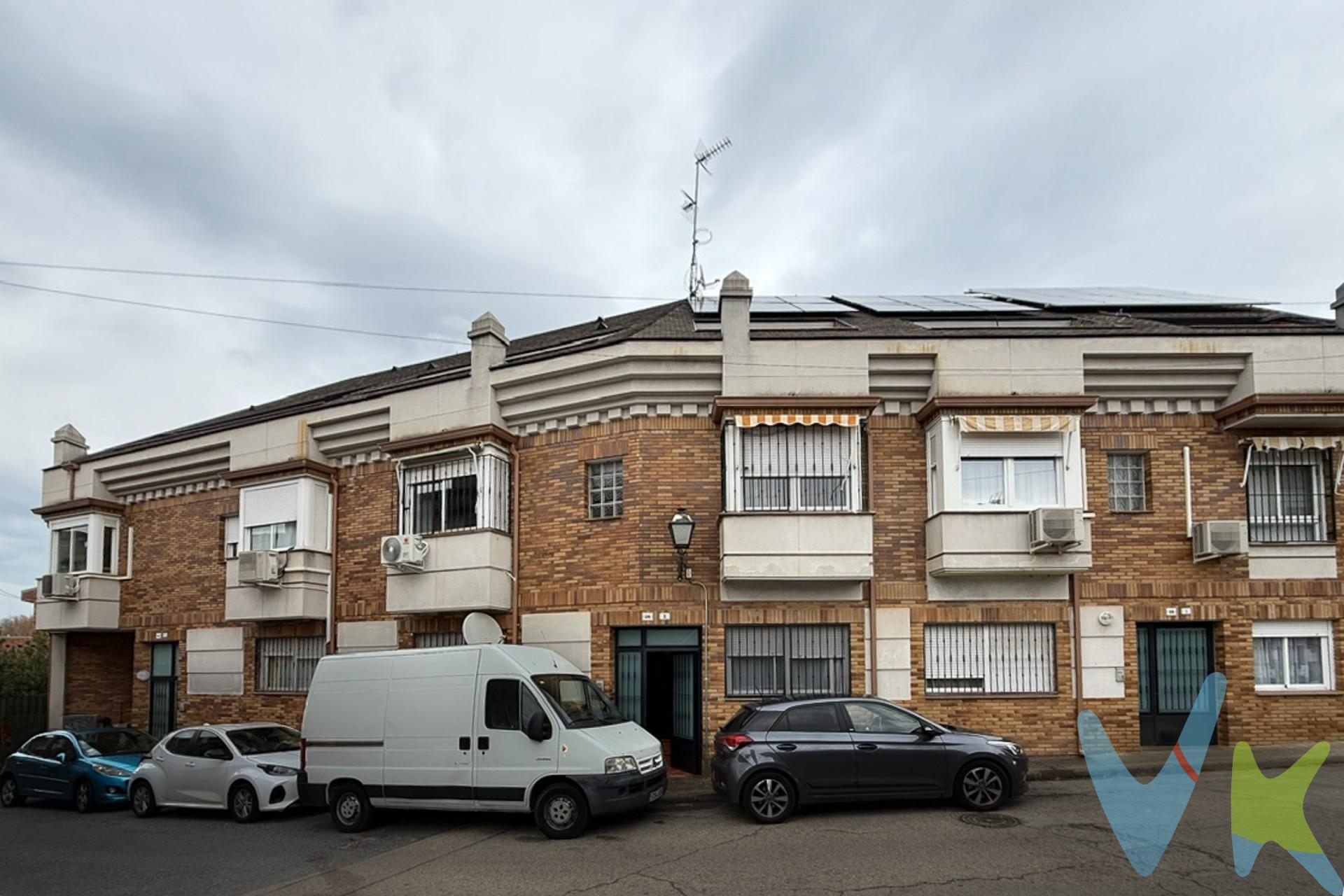 Estupendo DÚPLEX de 3 dormitorios, CON TERRAZA, en pleno centro de Colmenarejo, rodeado de todo tipo de servicios.

La vivienda se encuentra en la primera planta del edificio (sin ascensor) y se distribuye en dos cómodas plantas: en la planta principal dispone de un hall de entrada con armario empotrado, un amplio salón de 27 m², cocina con espacio para comer y un baño con ducha. La planta superior alberga los tres dormitorios, dos baños y una espectacular terraza de 13 m². 

La calefacción es por suelo radiante, lo que mejora notablemente el confort de la vivienda. Dispone de aire acondicionado en el salón.

Además, cuenta con plaza de GARAJE y un cuarto comunitario para guardar bicicletas.

Una vivienda lista para entrar a vivir, ideal para familias que buscan tranquilidad y calidad de vida en un entorno natural. ¡No dejes pasar esta oportunidad!.

El comprador tendrá un coste adicional de un 2 %, IVA no incluido, sobre el precio publicado, por el servicio de gestión, asesoramiento y formalización del proceso de compra. Este importe no está incluido en el precio publicado en venta y será facturado al comprador.