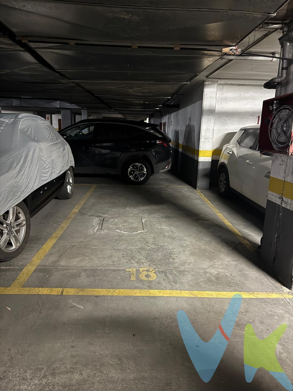 Se vende plaza de garaje en edificio Los Palacios ( Parquesol). Plaza amplia, con fácil acceso y buena maniobrabilidad, situada en un garaje con puerta automática y buena iluminación. Ideal para cualquier coche. Acceso cómodo desde la calle y buena comunicación con las principales vías de la zona. Ubicada en una zona con dificultad de aparcamiento, lo que la convierte en una excelente oportunidad tanto para uso propio como para inversión. Precio venta 15.000€. Operación sujeta a doble mediación. Honorarios a cargo del comprador de 1.000€ , más IVA (21%), salvo pacto en contrario,  no incluidos en PVP. La agencia actúa exclusivamente como intermediaria. El PVP indicado no incluye impuestos ni gastos de Escritura. Las superficies expresadas en esa página tienen carácter descriptivo y son aproximadas. Los precios pueden ser susceptibles de modificación sin previo aviso. 