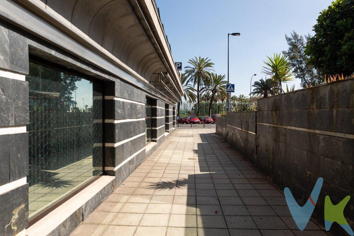 Se vende  oficina en frente del Club de Natación Metropol. Cuenta con una superficie construida de 198 m2. Consta de varios despachos independientes que se pueden desmontar y convertir en un espacio completamente diáfano, además de una gran sala de espera y dos baños. Dispone de aire acondicionado centralizado. A la oficina se puede acceder por varias entradas del propio Centro Ciudad Jardín.  .  En pleno corazón de Las Palmas y perfectamente comunicado con la Avda. Marítima y la calle León y Castillo. El edificio está dotado de zonas comunes, locales, parking público y acceso a discapacitados.  .  Ideal para cualquier tipo de actividad profesional, consultas, consultorías, bufetes, estudios, gestorías, coworking, etc.