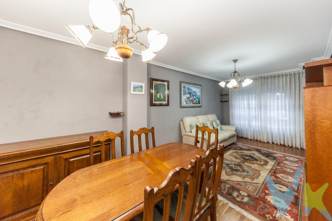 OPORTUNIDAD  en Calle Luanco,   Gijón-centro , vivienda de tres habitaciones, con plaza de garaje y trastero , Se vende amplio y luminoso piso en la Calle Luanco, ubicado en el centro de Gijón en una zona tranquila y bien comunicada, ideal tanto para familias como para inversión, la vivienda cuenta con tres habitaciones , salón comedor muy espacioso, cocina independiente , totalmente equipada, dos baños completos, despensa de buen tamaño, dando un gran servicio de almacenaje a la vivienda,.Todas las habitaciones son muy amplias dos de ella de mas de CATORCE METROS CUADRADOS,  con excelente entrada de luz natural durante todo el día, y con zona de tendido a un amplio patio de manzana. Incluye plaza de garaje en el mismo edificio y trastero.Buen estado de conservación LISTA PARA ENTRAR A VIVIR.Ubicado en Zona comercial y a cinco  minutos de la playa de Gijón.No dejes pasar esta oportunidad.Llama y ven a visitarlo .EN EL PRECIO NO ESTAN INCLUIDOS LOS IMPUESTOS DE TRANSMISIONES PATRIMONIALES, NI LOS GASTOS DE NOTARIA Y REGISTRO . LLAMANOS 