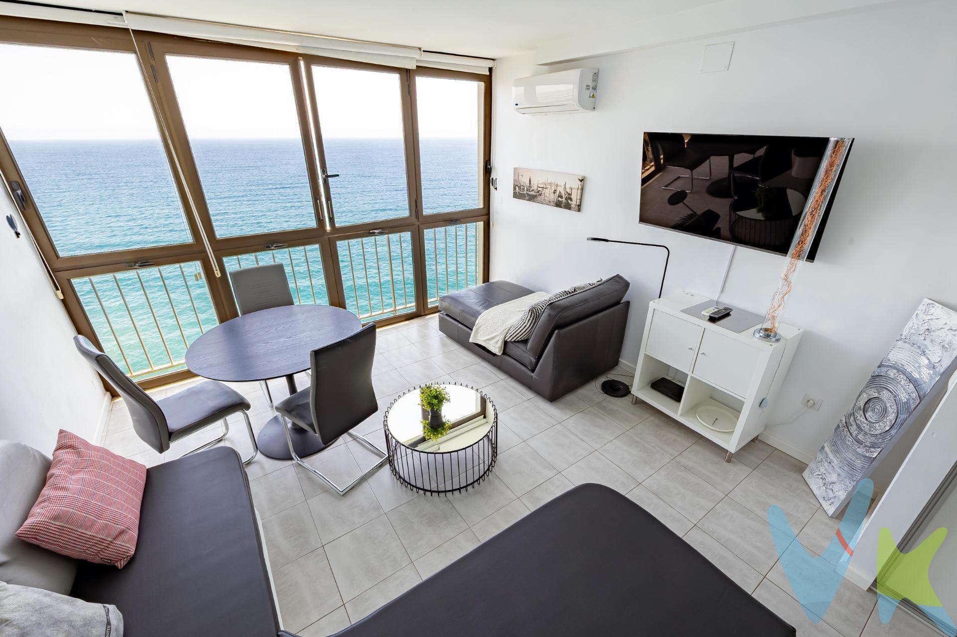 Presentamos un encantador estudio en venta en San Agustín, Maspalomas, con una impresionante vista panorámica al mar y acceso privado a una preciosa playa volcánica. Lo que hace que esta propiedad sea realmente especial es su ubicación privilegiada sobre los acantilados, en una zona tranquila y muy demandada del sur de Gran Canaria. Desde el apartamento y la terraza comunitaria se puede disfrutar de una vista al océano Atlántico completamente despejada, en un entorno de calma e intimidad difícil de encontrar. El complejo es muy tranquilo, está libre de explotación turística y cuenta con piscina comunitaria, una amplia terraza solárium y una escalera privada que lleva directamente a la playa. Es el lugar ideal para desconectar y disfrutar de la naturaleza. El estudio ha sido renovado recientemente con un diseño moderno y minimalista. Dispone de cocina de concepto abierto completamente equipada, baño con ducha y una luminosa zona diáfana que combina salón y dormitorio, con grandes ventanales frente al mar. Además, cuenta con aire acondicionado y conexión Wi-Fi, para garantizar el confort en cualquier época del año. Actualmente se utiliza como alquiler vacacional, por lo que también es una opción atractiva para quienes quieran continuar con esta actividad. Cuota de comunidad: 70 € al mes. Una oportunidad única con vistas inigualables en uno de los rincones más tranquilos y exclusivos de la isla.