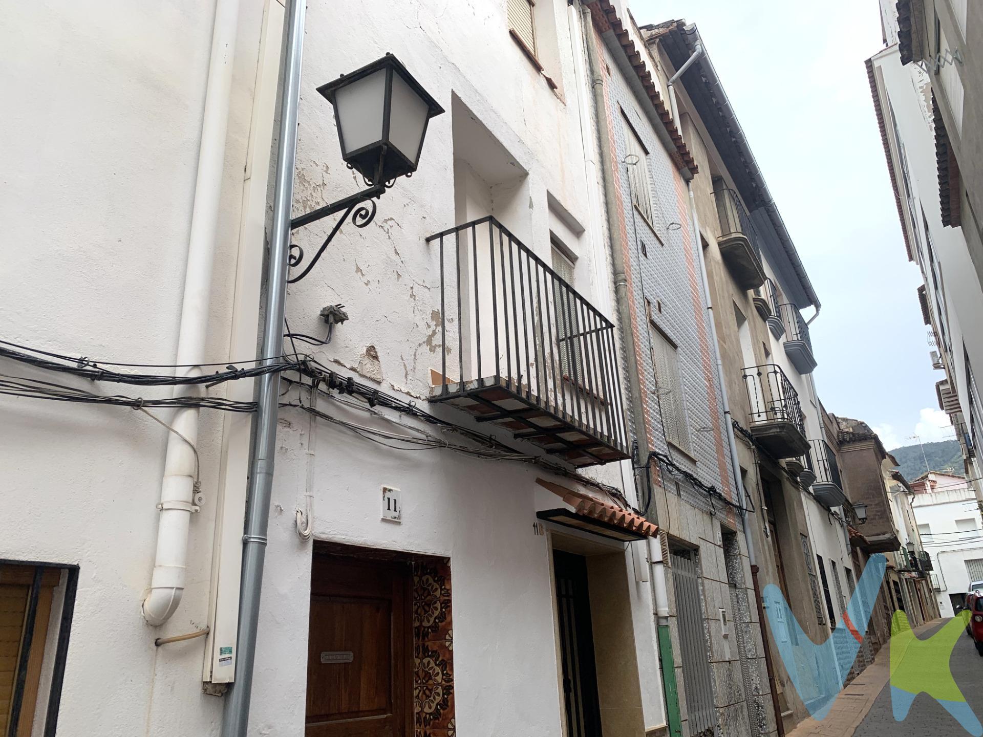 ¡Oportunidad de inversión única en una ubicación privilegiada, el corazón de la Sierra Espadán!. Presentamos un conjunto de dos viviendas completamente amuebladas, ideales para quienes buscan comodidad, funcionalidad y potencial de rentabilidad. La vivienda de la primera planta, de 70m2 cuenta con tres habitaciones espaciosas, un baño equipado, un acogedor salón-comedor y una cocina completa. La vivienda de la segunda planta, también de 70m2 cuenta con dos habitaciones espaciosas, un baño equipado, un acogedor salón-comedor y una cocina completa. Ambas viviendas son perfectas para vivir o alquilar. . Además, el edificio incluye un amplio garaje en la planta baja de 16m2, ofreciendo comodidad y seguridad para vehículos y en la última planta, una terraza de 28m2 y una buhardilla de 42m2, perfecta para crear un espacio de oficina, estudio, otro dormitorio o zona de ocio, dependiendo de sus necesidades. . Esta inversión combina la versatilidad de viviendas independientes con la conveniencia de servicios adicionales, en una ubicación estratégica que garantiza alta demanda. ¡No pierda la oportunidad de adquirir un activo con gran potencial! Contáctenos para más información y concertar una visita. Los Impuestos, gastos de notaría, registro de la propiedad y honorarios de inmobiliaria no incluidos en el precio publicado. INMUEBLE CERTIFICADO DESDE ASICVAL (Asoc. Inmobiliarias Com. Valenciana) POR CASATUYA (Agente Certificador Homologado). Los inmuebles se encuentran en Eslida, un encantador municipio situado en la provincia de Castellón, en la Comunidad Valenciana, con una población de aproximadamente 1.200 habitantes. Eslida destaca por su belleza natural y su entorno rural, ofreciendo un entorno tranquilo y pintoresco. Está bien comunicado y ubicado a poca distancia de las principales ciudades de la provincia. Se encuentra a unos 25 km de Castellón de la Plana y a aproximadamente 70 km de Valencia. Cuenta con fácil acceso a las vías principales: la CV-10, la N-340, la autopista AP-7 y la CV-18, que conectan Eslida con otras localidades y regiones. Además, dispone de carreteras secundarias que unen el municipio con las localidades cercanas, facilitando la movilidad en la zona. En cuanto a los servicios de transporte, en Eslida se pueden encontrar paradas de autobús que conectan con las localidades cercanas, y servicios de taxi disponibles para facilitar desplazamientos dentro y fuera del municipio.