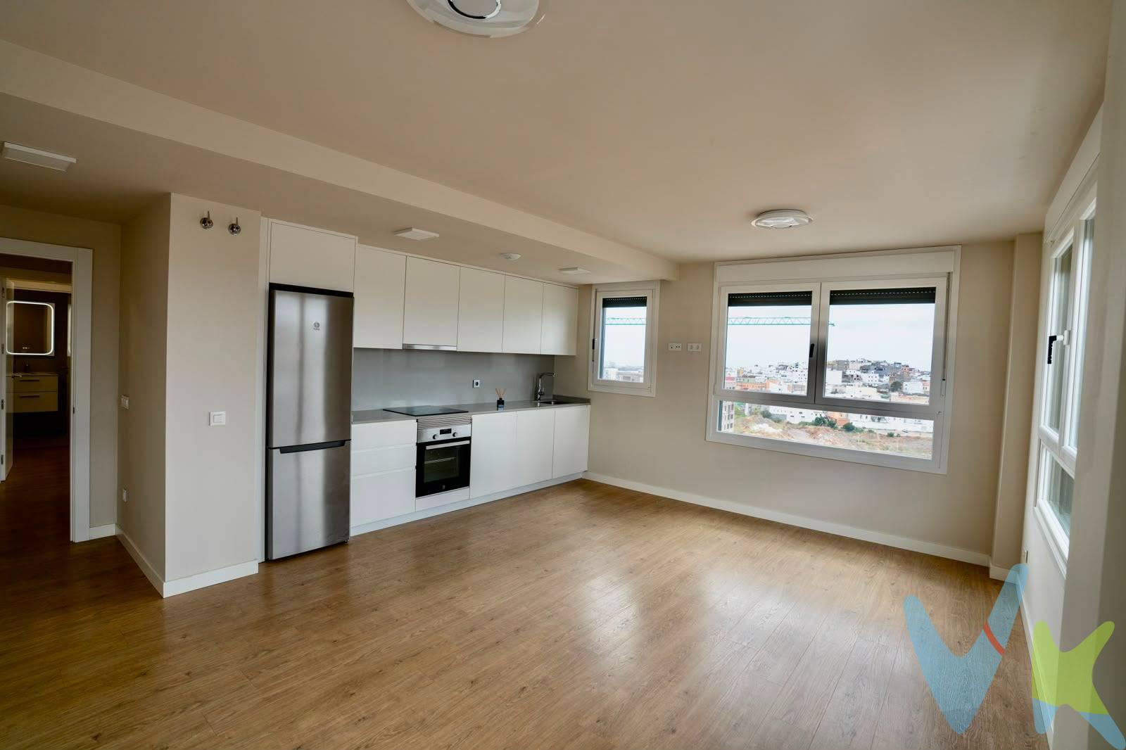 Exclusiva vivienda seminueva con garaje y trastero en Tamaraceite, junto al Centro Comercial Los Alisios. Descubre esta magnífica vivienda de 79,63 m² construidos, situada en una séptima planta de un moderno edificio en Tamaraceite, una de las zonas de mayor crecimiento y proyección de Las Palmas de Gran Canaria. La propiedad incluye además plaza de garaje y trastero, ofreciendo la comodidad que buscas para el día a día. . La vivienda destaca por su excelente distribución. Dispone de dos amplios dormitorios, dos baños completos y una moderna cocina integrada en el salón, creando un espacio abierto, luminoso y funcional, perfecto para disfrutar en familia o con amigos. Ubicada a pocos minutos del Centro Comercial Los Alisios, tendrás a tu alcance supermercados, restaurantes, gimnasios, colegios, zonas verdes y todos los servicios necesarios, además de excelentes conexiones con la circunvalación que permiten acceder rápidamente al resto de la ciudad. El edificio es de reciente construcción y cuenta con calificación energética B, lo que garantiza una mayor eficiencia energética, confort y ahorro en el consumo. . Una vivienda ideal tanto para quienes desean establecer su hogar en una zona moderna y bien comunicada, como para quienes buscan una inversión segura en una de las áreas con mayor demanda de Las Palmas de Gran Canaria. Una oportunidad que combina diseño, ubicación y calidad de vida. ¡Ven a descubrirla!