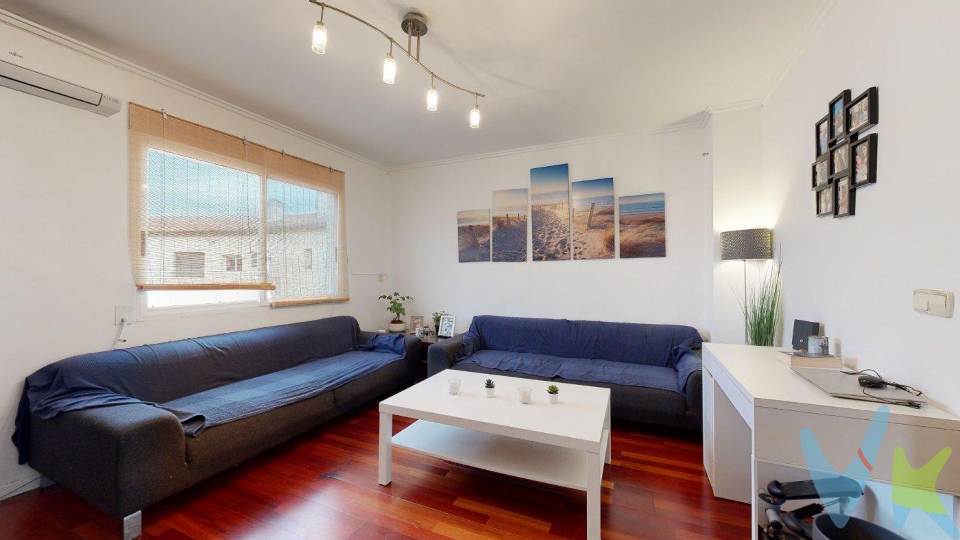 Te presentamos este bonito apartamento en la playa de Valencia para disfrutar a temporadas durante todo el anyo o para alquilar como inversión. Muy buena finca, bien organizada por la comunidad, limpia y tranquila. El piso está en una tercera planta sin ascensor, con muy cómodas escaleras, salón comedor, cocina independiente, 1 habitación simple y una doble con balcón. Todo exterior, muy luminoso y semireformado.  .  Invertir en el Cabañal-Canyamelar es una apuesta segura y esta zona en concreto está uy bien conectada con la playa, el puerto y el tranvía. Excelente inversión. El inmueble ya está alquilado a buenos arrendatarios que cuidan y mantienen el inmueble.  .  El precio anunciado no incluye honorarios de agencia ni gastos de notaria e impuestos. Si quieres invertir en inmobiliaria, contacta con INMOACTION para una consulta gratuita.  .  Si quieres invertir en este u otro piso, contacta con nosotros sin compromiso para el asesoramiento. Esta es una propiedad exclusiva de Inmoaction para ofrecer un servicio de calidad y atención personalizada.  .  Esta es una propiedad exclusiva de Inmoaction para ofrecer un servicio de calidad y atención personalizada. Se nos ha encomendado la comercialización de este inmueble, por lo que nuestro cliente agradecería no ser contactado y que los interesados se dirijan directamente a Inmoaction para cualquier pregunta o colaboración entre agencias. Inmoaction es una agencia internacional, con sede en Londres, que trabaja codo con codo con propietarios y compradores para garantizar el mejor servicio en el proceso de compraventa. Inmoaction fue fundada en 2010 en Londres y anuncia sus inmuebles en los principales portales internacionales. Contacta con nosotros para recibir el ´pack de bienvenida´ y consigue la mejor visibilidad de tu inmueble en el mercado internacional".  .  Inmoaction es una agencia internacional, con sede en Londres, que trabaja codo con codo con propietarios y compradores para garantizar el mejor servicio en el proceso de compraventa.