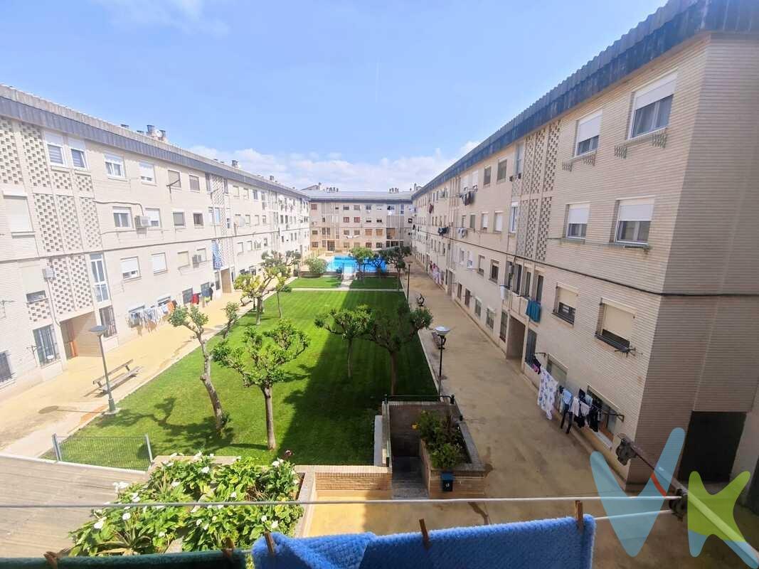 Utebo: piso de 3 dormitorios, con garaje, jardín y piscina comunitarios. Comunidad tan solo de 78€. La vivienda cuenta con 90 m² distribuidos en un salón de 20 m², tres dormitorios (dos dobles y uno individual), cocina independiente de 10 m², baño completo y una terraza. Incluye además plaza de garaje. Dispone de calefacción central con contador individual, aire acondicionado en el salón. Cuenta con servicio de conserje y piscina comunitaria, ideal para disfrutar en los meses de verano. Siendo la comunidad tan solo de 78€. . Ubicado en una zona tranquila, junto a parque y zona deportiva, excelente luminosidad durante todo el día. A tan solo 10 minutos de Zaragoza, con excelente conexión por autovía. Una oportunidad ideal tanto como vivienda habitual como inversión. Gastos e impuestos no incluidos. A título orientativo, en segundas transmisiones, el comprador abonará: Impuesto sobre Transmisiones Patrimoniales (ITP), tipo general en Aragón al 8% (*). Base de cálculo: mayor valor entre precio de compraventa o valor de referencia catastral. Gastos de Notaría y Registro: Aranceles variables según precio, número de copias y complejidad; cálculo según tarifas normativas. Si se precisa hipoteca: Tasación, condiciones y costes bancarios según entidad elegida por el comprador; así como gastos de gestoría y cualesquiera otros inherentes a la compraventa. No se incluyen otros gastos o tributos que puedan por Ley corresponder al comprador. Operación sujeta a doble mediación. Existen honorarios a cargo del comprador, salvo pacto en contrario, no incluidos en PVP. El consumidor conforme a la normativa vigente podrá solicitar información y documentación adicional relativa al inmueble, sus características, condiciones de la operación y del servicio de mediación en la oficina y/o a través de nuestro teléfono de contacto o mail. La agencia actúa exclusivamente como intermediaria en la compraventa, cuyas condiciones, en todo caso, estarán sujetas a la aceptación expresa del vendedor del inmueble y posterior formalización del contrato. La información suministrada se corresponde con la disponible a la fecha de publicación, pudiendo variar en función de las circunstancias o actualizaciones legales, contractuales y fiscales. Anuncio de carácter meramente informativo. Para una información exhaustiva sobre el funcionamiento, tipos impositivos y bonificaciones del ITP en Aragón, puede consultar el portal oficial de la Agencia Tributaria Autonómica. Tarifas notariales y registrales reguladas en el Anexo I del Real Decreto 1426/1989 y Anexo I del Real Decreto 1427/1989, respectivamente. Anuncio no vinculante, puede contener errores.