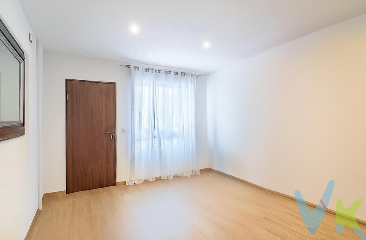 CASA EN EL CENTRO DE ALMENARA Atención a esta magnífica oportunidad de adquirir una casa casi nueva en el centro del pueblo de Almenara. Presentamos una casa reformada integralmente en 2022. Esta propiedad es ideal para aquellos que buscan un hogar con garaje, confortable y bien ubicado.La casa cuenta con tres espaciosas habitaciones, perfectas para proporcionar el descanso y privacidad que cada miembro de la familia merece. La planta baja está formada por un comedor amplio, una cocina lujosa orientada al sur que se abre a un patio, y un baño completo. La segunda planta, además de las 3 habitaciones, cuenta con otro baño completo.En términos de construcción, la vivienda consta de 128 metros cuadrados, lo que proporciona una distribución óptima de los espacios. Un elemento que destaca en esta propiedad es su amplitud, el cual es evidente no solo en sus espacios internos, sino también en la experiencia de habitar esta vivienda. Además, la presencia de un balcón ofrece un agradable lugar para disfrutar del aire libre sin necesidad de salir de casa.La ubicación de esta vivienda es inmejorable, ya que se encuentra muy cerca de la estación de tren, lo que facilita el acceso a otros puntos de interés y conecta rápidamente con núcleos urbanos cercanos. Esta cercanía al transporte público representa una gran ventaja para los que prefieren moverse con facilidad y rapidez.Muy cercana a la playa, a los estaques naturales de Almenara. A pocos minutos de Sagunto y todo lo que ofrece la capital del Camp de Morvedre.Enclavada junto al Molino de Almenara, uno de los símbolos de la ciudad, les permitirá vivir en pleno centro con todos los servicios indispensables a su alcance.En conclusión, quienes visiten esta casa estarán accediendo a una propiedad que combina todas las ventajas que uno puede desear. Desde sus espaciosos interiores hasta su ubicación estratégica y todas sus características adicionales, esta casa representa una inversión inteligente para el presente y futuro. Le invitamos a concertar una visita y descubrir personalmente todas las ventajas que esta maravillosa propiedad tiene para ofrecerle.No pierda la oportunidad de conocer en detalle esta increíble oferta. Estamos a su disposición para atender todas sus consultas y facilitarle la información adicional que necesite para tomar la decisión de su vida. ¡Esperamos su visita con entusiasmo! * En nuestra agencia contamos con el distintivo de Agentes de Intermediación Inmobiliaria de la Comunitat Valenciana (Número de registro RAICV 1394) y cumplimos con todos los requisitos que debe tener un profesional del sector inmobiliario. *Por mandato expreso del propietario, comercializamos este inmueble en exclusiva, lo que le garantiza el acceso a toda la información, a un servicio de calidad, un trato fácil, sencillo y sin interferencias de terceros. Si usted es agente inmobiliario y tiene un cliente para este inmueble, llámenos estaremos encantados de colaborar. *El precio indicado no incluye gastos ni otros conceptos. A tal efecto, se informa que al referido precio habrá que añadirle los gastos propios de la transmisión inmobiliaria, entre los que cabe enumerar los siguientes: honorarios notariales, impuesto al que se encuentre sujeta la transmisión (Impuesto sobre el Valor Añadido o Impuesto sobre Transmisiones Patrimoniales y Actos Jurídicos Documentados, según el caso), gastos de inscripción en el Registro de la Propiedad y honorarios de intermediación de la agencia inmobiliaria.  *¿Qué te ofrecemos en nuestra agencia?  - Agilizamos y hacemos más cómodo el proceso. - ¡Nos ocupamos de todo! Cero preocupaciones. - Recibe apoyo legal y fiscal durante todo el proceso. - Experto inmobiliario 100% a tu lado. - Asistencia post venta ¡Seguimos a tu lado! Si deseas saber más, no dudes en ponerte en contacto con nosotros. ¿HABLAMOS? 