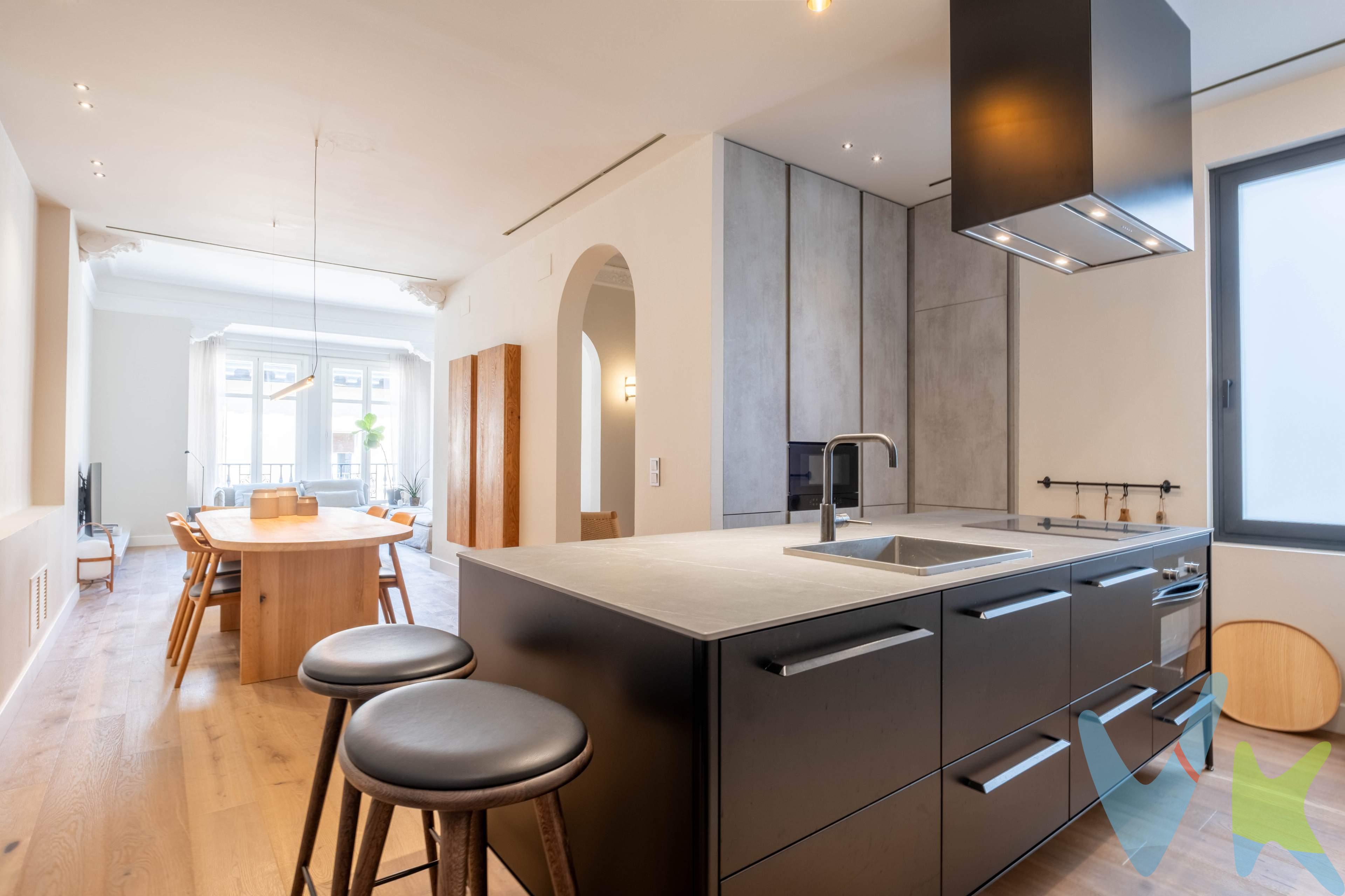 Exclusiva vivienda de diseño en el corazón del centro histórico de Zaragoza. Descubre una joya arquitectónica única en la calle Don Jaime, en pleno centro histórico de Zaragoza. Esta elegante vivienda de 171 m² se encuentra en un edificio catalogado como Bien de Interés Cultural (BIC), construido en 1929 por el renombrado arquitecto Antonio Merlo y García de Pruneda, con una rehabilitación reciente supervisada por Pablo Hernández Argudo. La propiedad, que ocupa la mitad del edificio, combina a la perfección la elegancia histórica con los más altos estándares de calidad modernos. Reformada en 2021. Techos altos de 3,24 m, molduras originales, estructura sólida de hormigón y hierro, y luz natural en abundancia son solo algunas de las características que hacen de esta vivienda una opción incomparable. . Entre otras comodidades destacan el armario gabanero del hall de entrada, vestidor y cuarto de lavado independiente. Nos encanta el  ambiente cálido y acogedor de sus 2 terrazas acristaladas, una acondicionada como zona de estudio con una agradable luz natural, ideal para la concentración y otra acondicionada como vestidor, que también podrás usar como rincón de lectura. Vive rodeado de historia y encanto, y presume de tu hogar en cada encuentro social. Haz de tu casa el epicentro de inolvidables momentos con amigos y familiares. ¡Una oportunidad irrepetible!. Descubra todos los detalles visitando el Tour Virtual . 